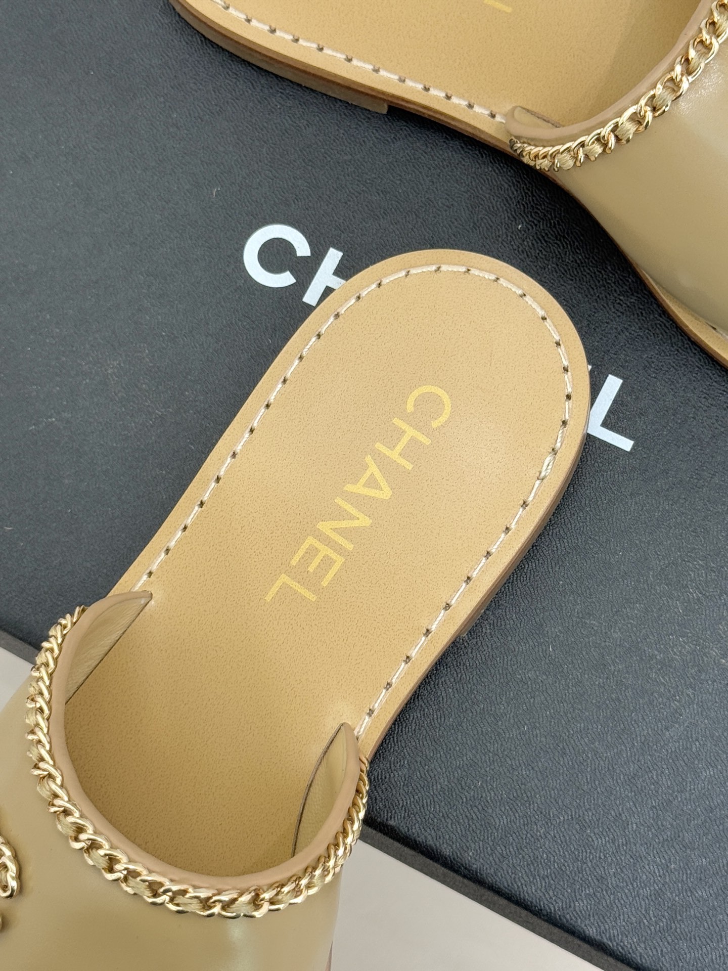 CHANE*｜小香26C双C链条一字带平底拖鞋以品牌经典基因续写时髦篇章将标志性双C元素与慵懒随性巧妙融