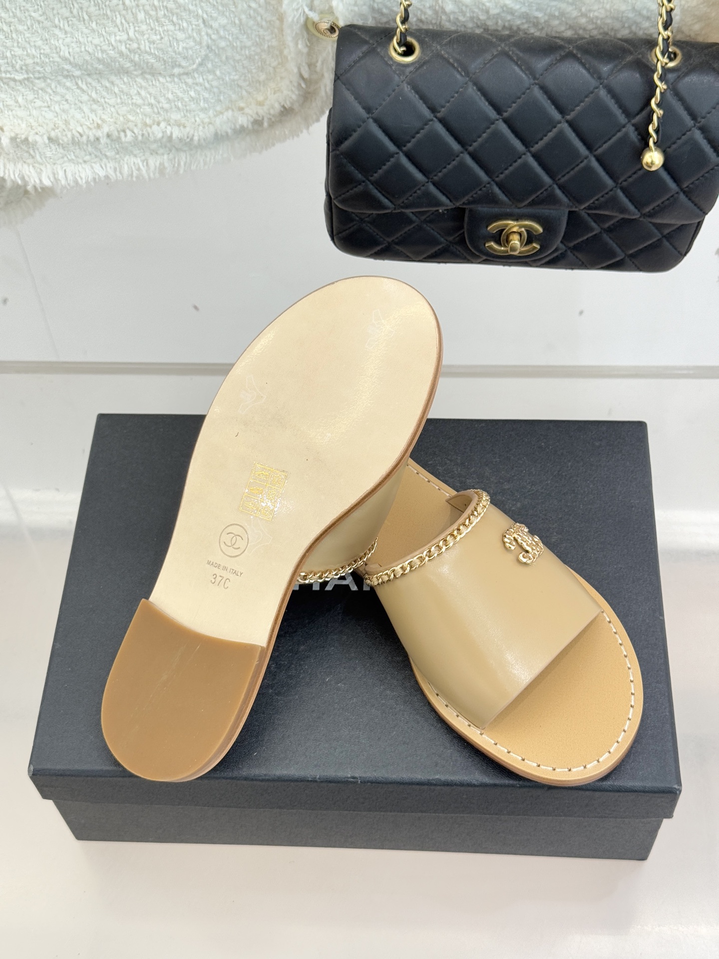 CHANE*｜小香26C双C链条一字带平底拖鞋以品牌经典基因续写时髦篇章将标志性双C元素与慵懒随性巧妙融