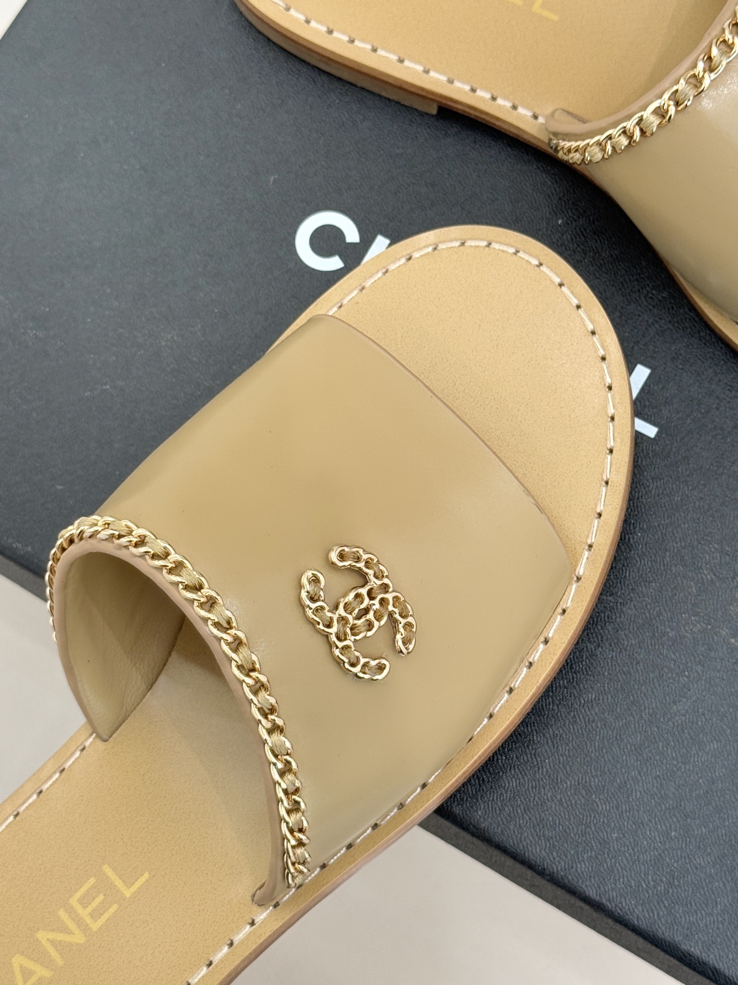 CHANE*｜小香26C双C链条一字带平底拖鞋以品牌经典基因续写时髦篇章将标志性双C元素与慵懒随性巧妙融
