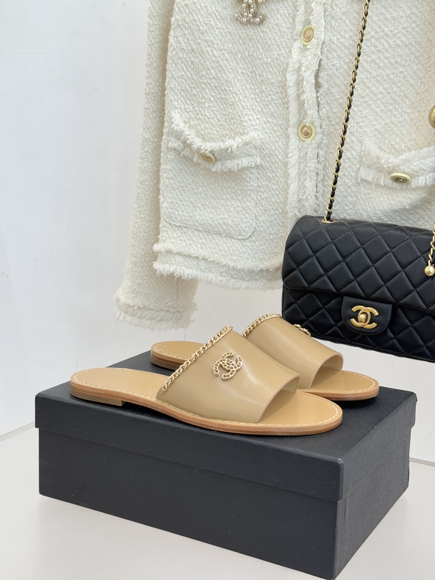 CHANE*｜小香26C双C链条一字带平底拖鞋以品牌经典基因续写时髦篇章将标志性双C元素与慵懒随性巧妙融