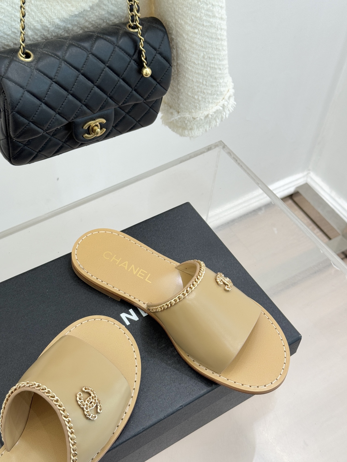CHANE*｜小香26C双C链条一字带平底拖鞋以品牌经典基因续写时髦篇章将标志性双C元素与慵懒随性巧妙融