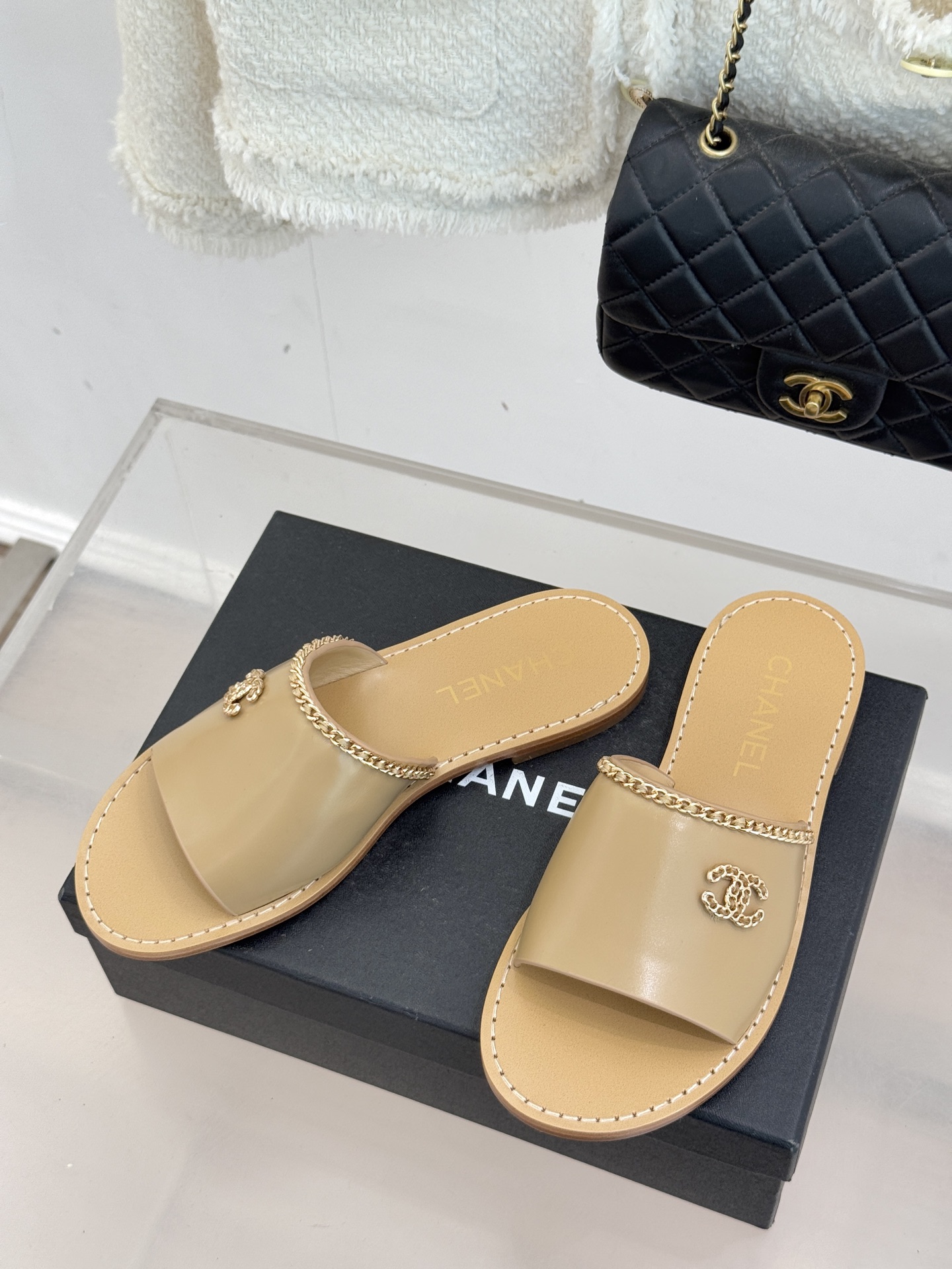 CHANE*｜小香26C双C链条一字带平底拖鞋以品牌经典基因续写时髦篇章将标志性双C元素与慵懒随性巧妙融