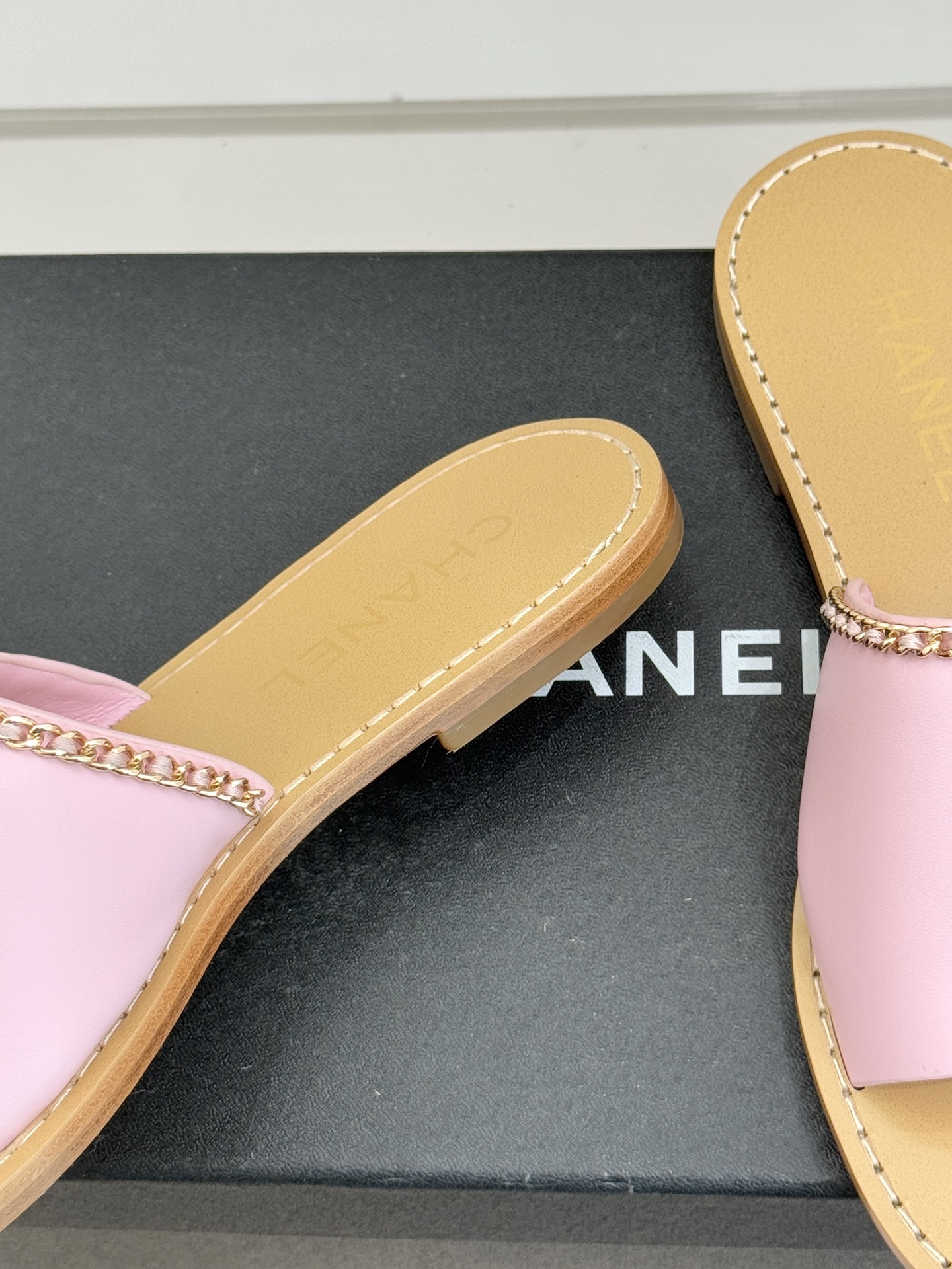 CHANE*｜小香26C双C链条一字带平底拖鞋以品牌经典基因续写时髦篇章将标志性双C元素与慵懒随性巧妙融