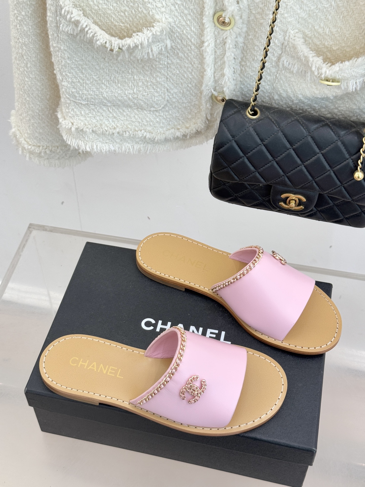 CHANE*｜小香26C双C链条一字带平底拖鞋以品牌经典基因续写时髦篇章将标志性双C元素与慵懒随性巧妙融