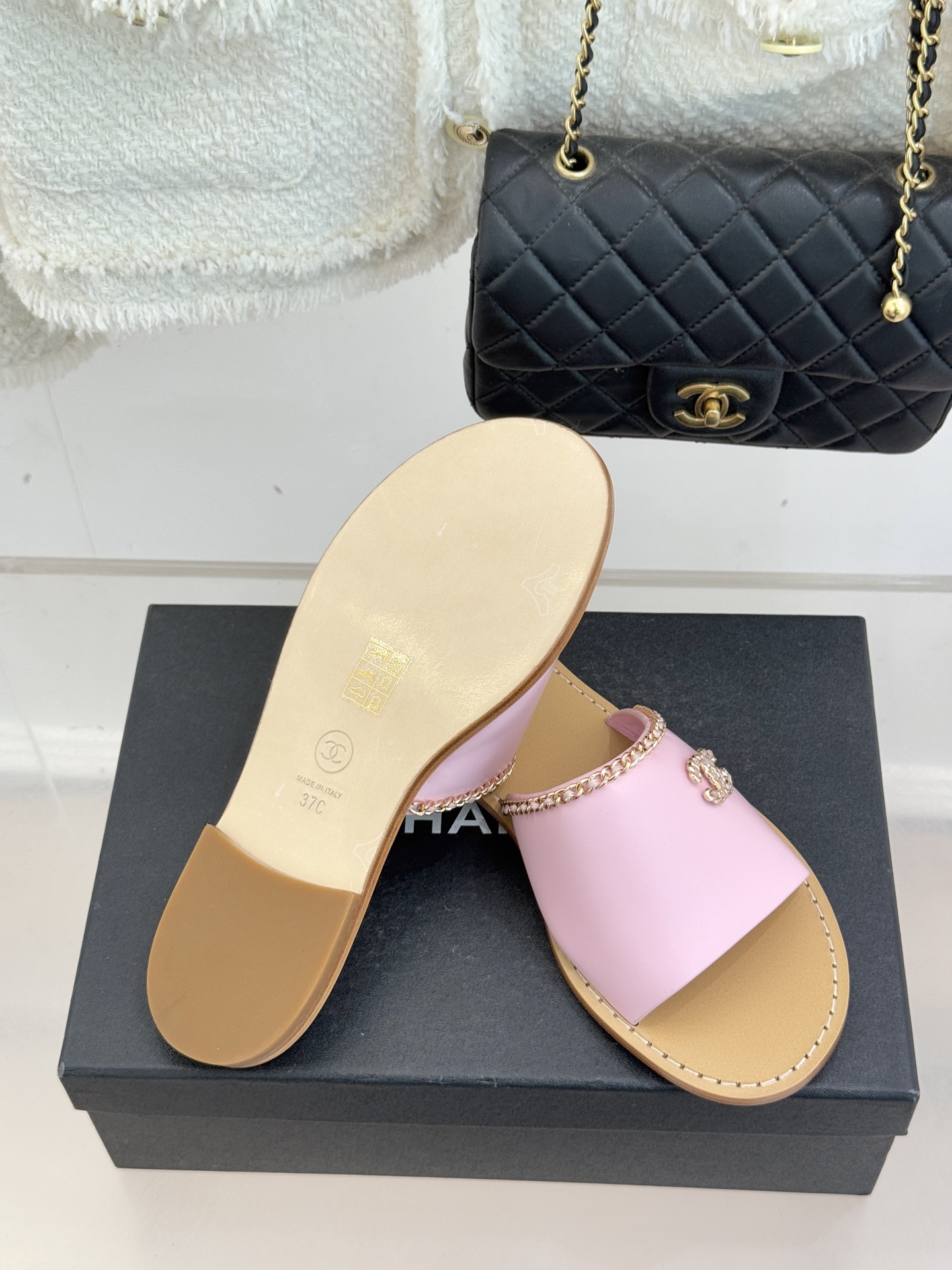 CHANE*｜小香26C双C链条一字带平底拖鞋以品牌经典基因续写时髦篇章将标志性双C元素与慵懒随性巧妙融