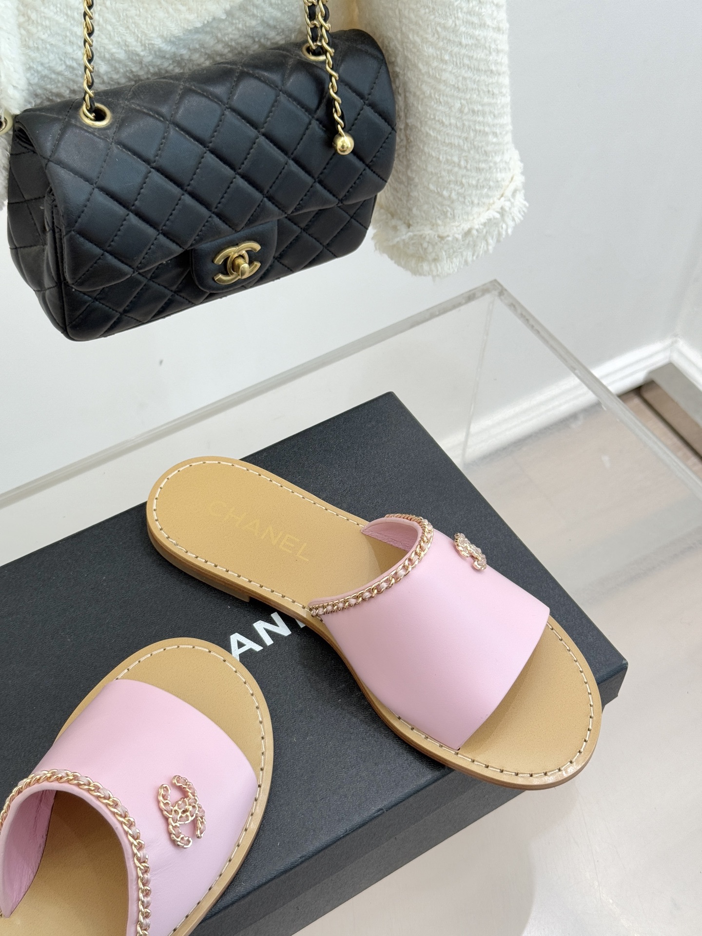 CHANE*｜小香26C双C链条一字带平底拖鞋以品牌经典基因续写时髦篇章将标志性双C元素与慵懒随性巧妙融