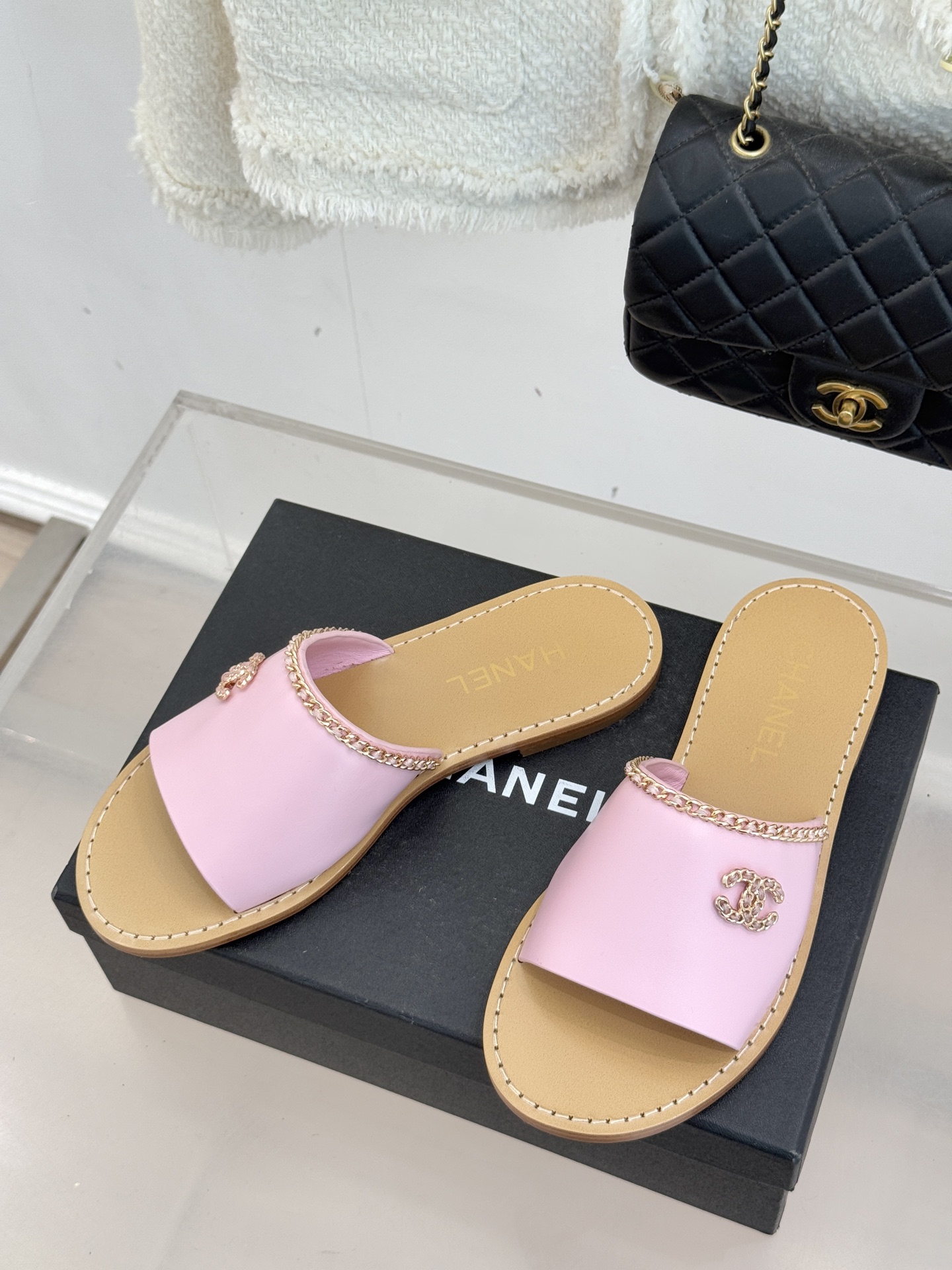 CHANE*｜小香26C双C链条一字带平底拖鞋以品牌经典基因续写时髦篇章将标志性双C元素与慵懒随性巧妙融
