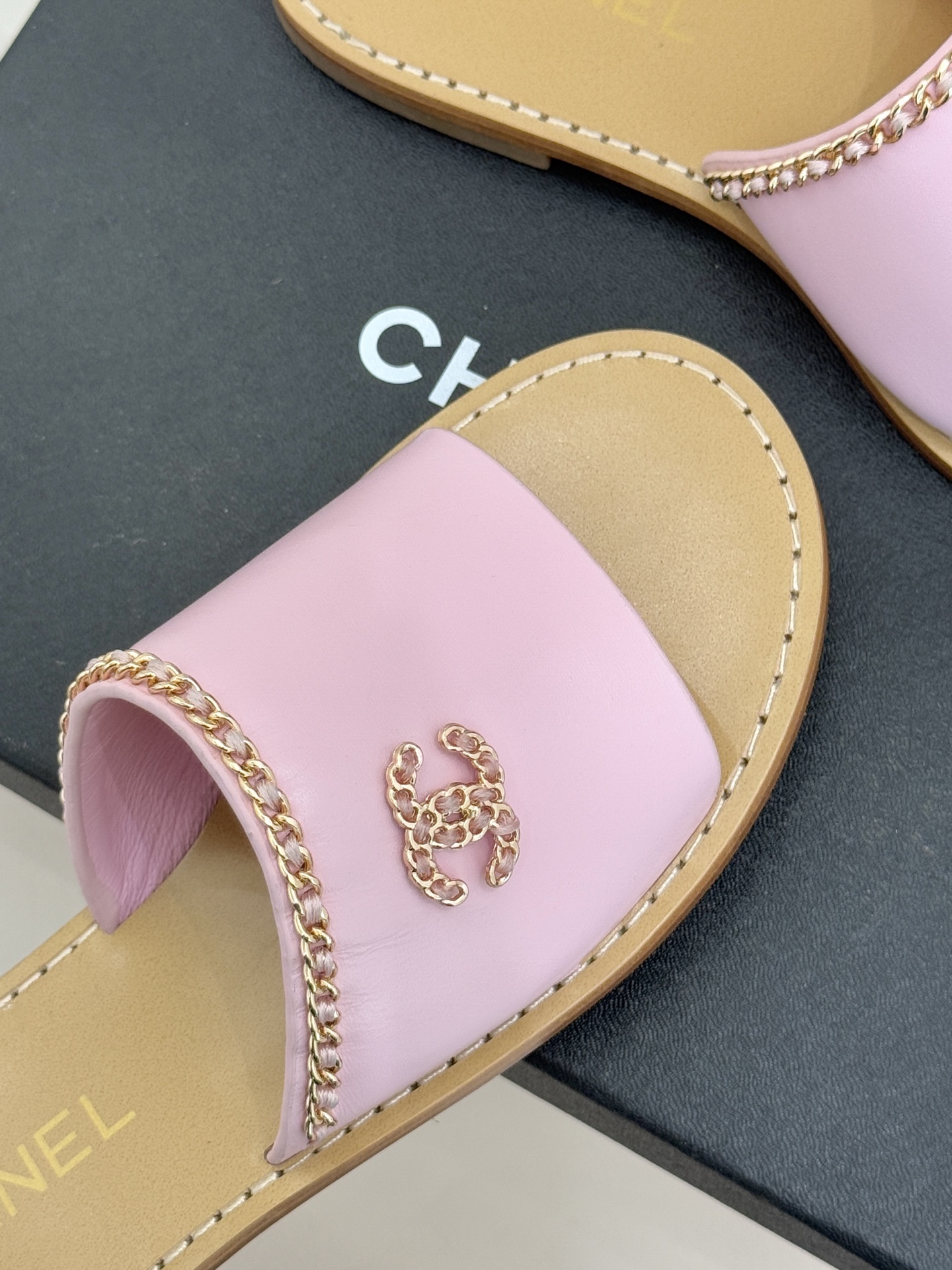 CHANE*｜小香26C双C链条一字带平底拖鞋以品牌经典基因续写时髦篇章将标志性双C元素与慵懒随性巧妙融