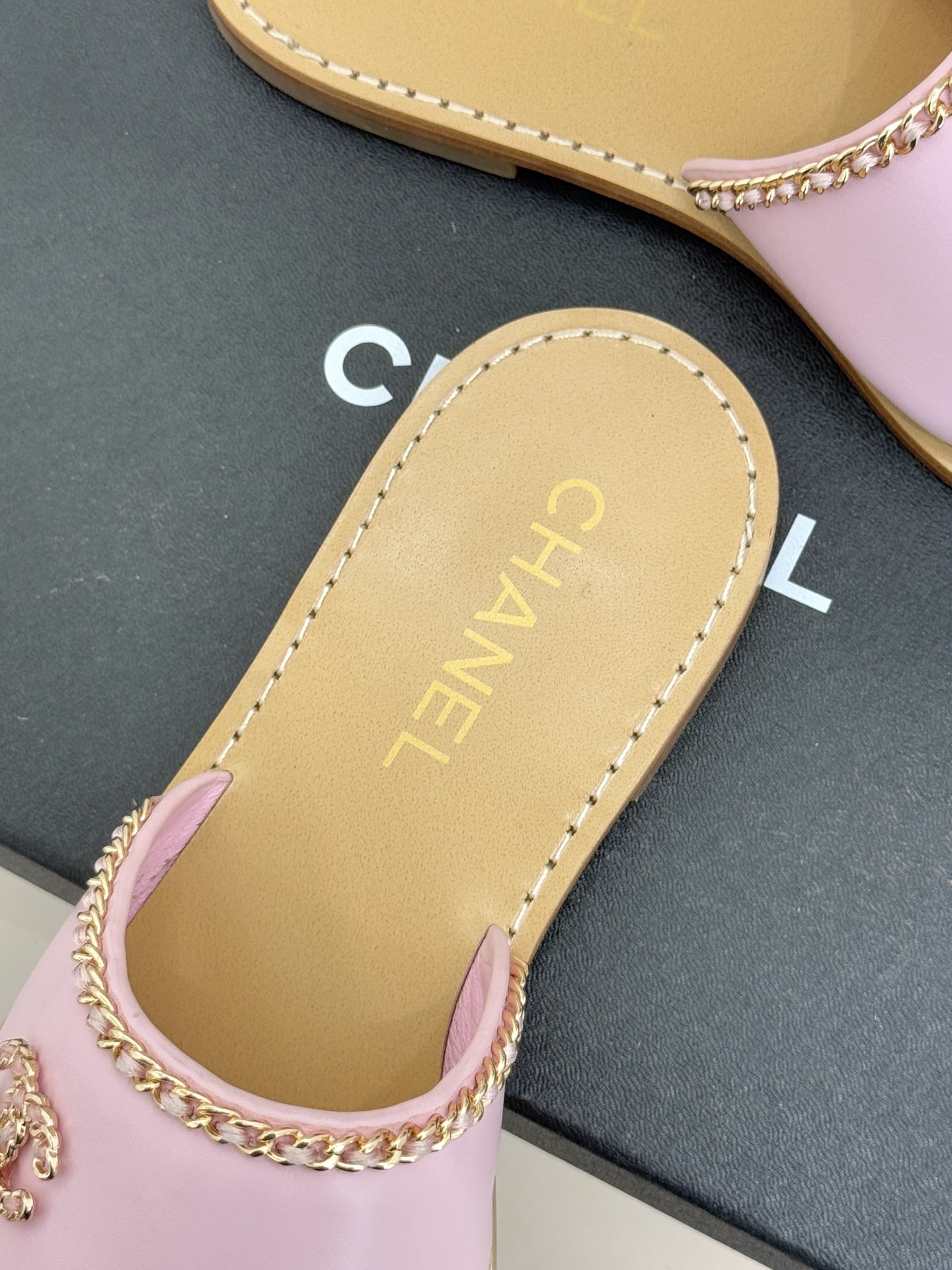 CHANE*｜小香26C双C链条一字带平底拖鞋以品牌经典基因续写时髦篇章将标志性双C元素与慵懒随性巧妙融