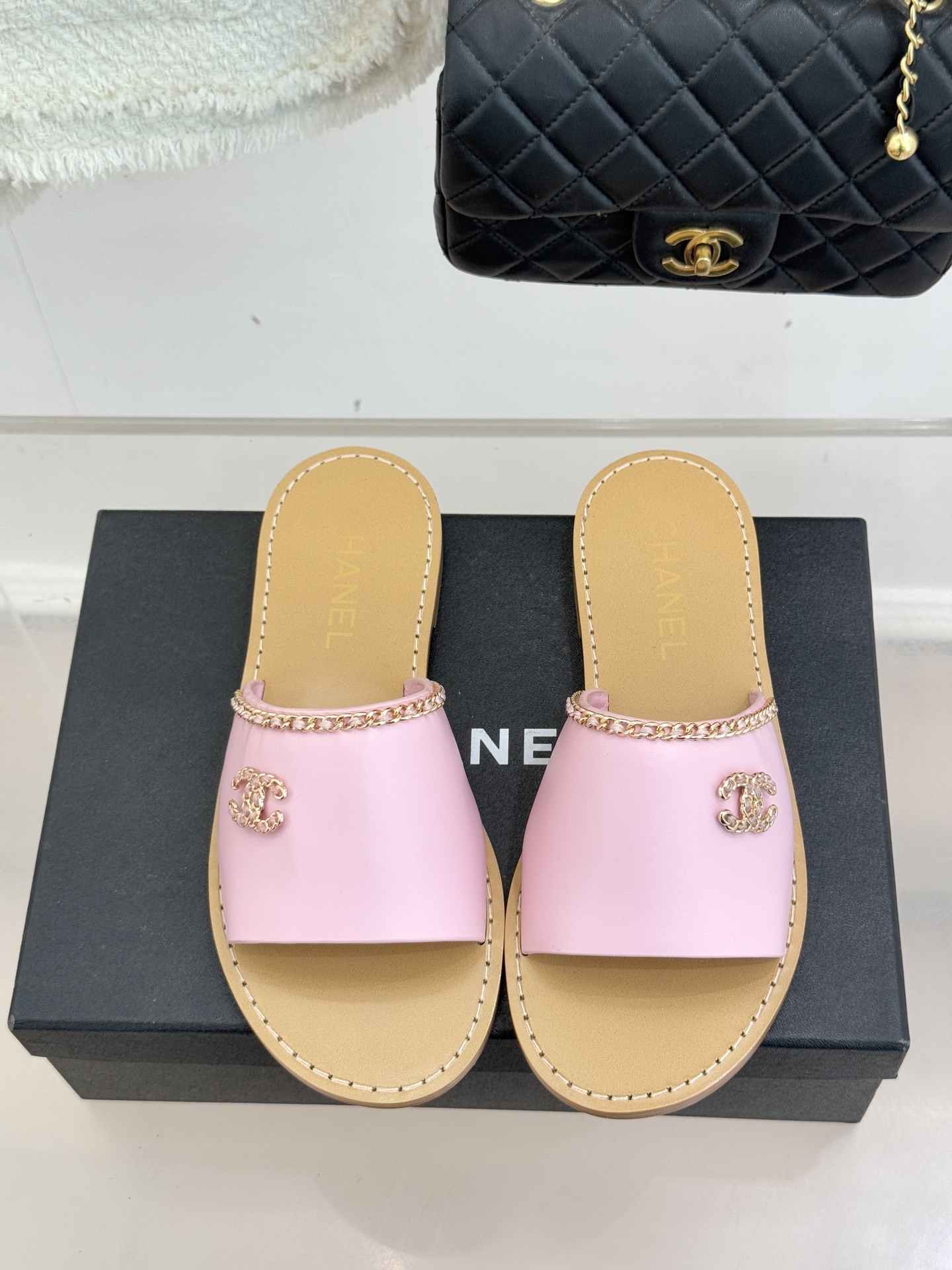 CHANE*｜小香26C双C链条一字带平底拖鞋以品牌经典基因续写时髦篇章将标志性双C元素与慵懒随性巧妙融