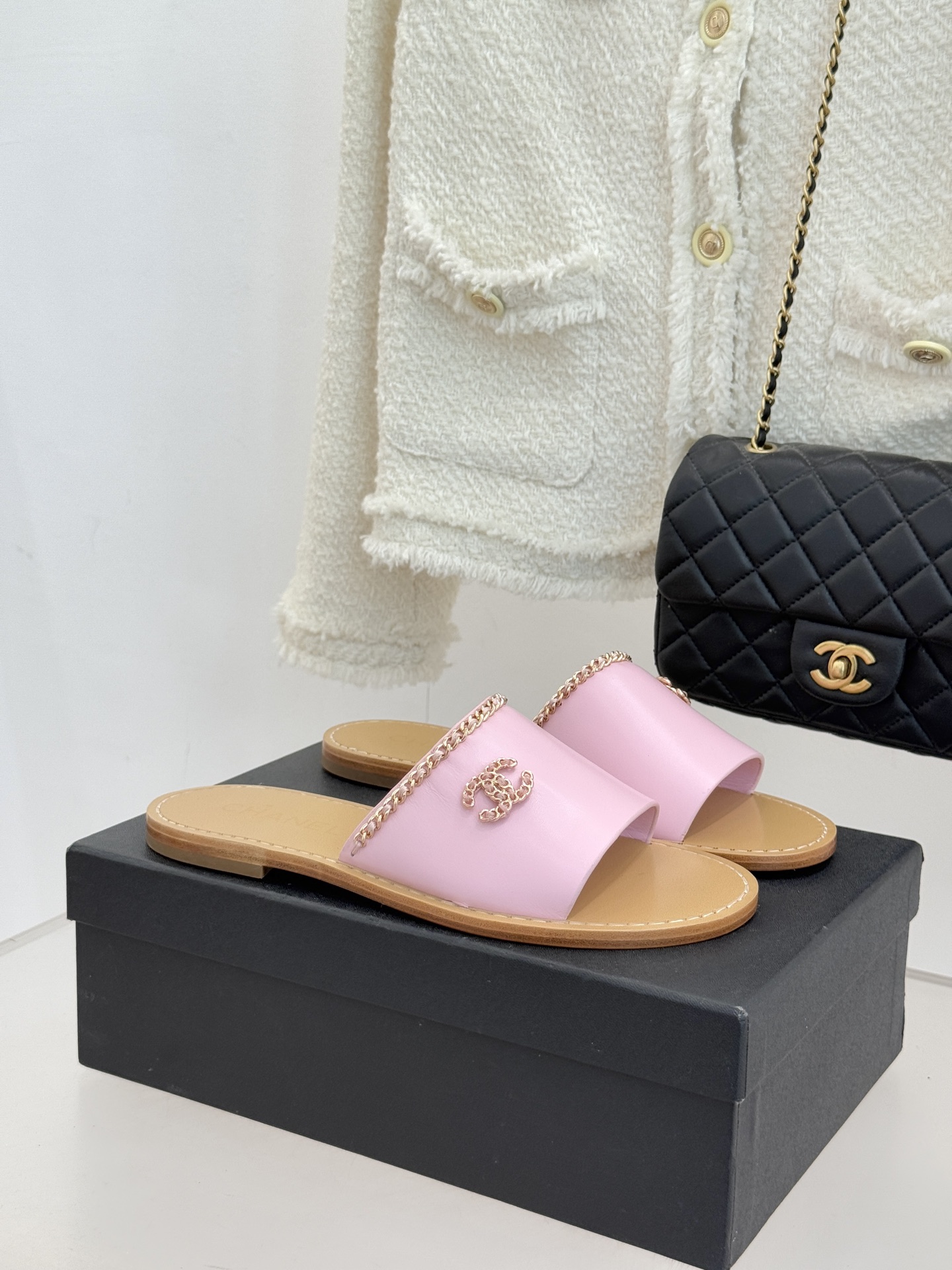 CHANE*｜小香26C双C链条一字带平底拖鞋以品牌经典基因续写时髦篇章将标志性双C元素与慵懒随性巧妙融