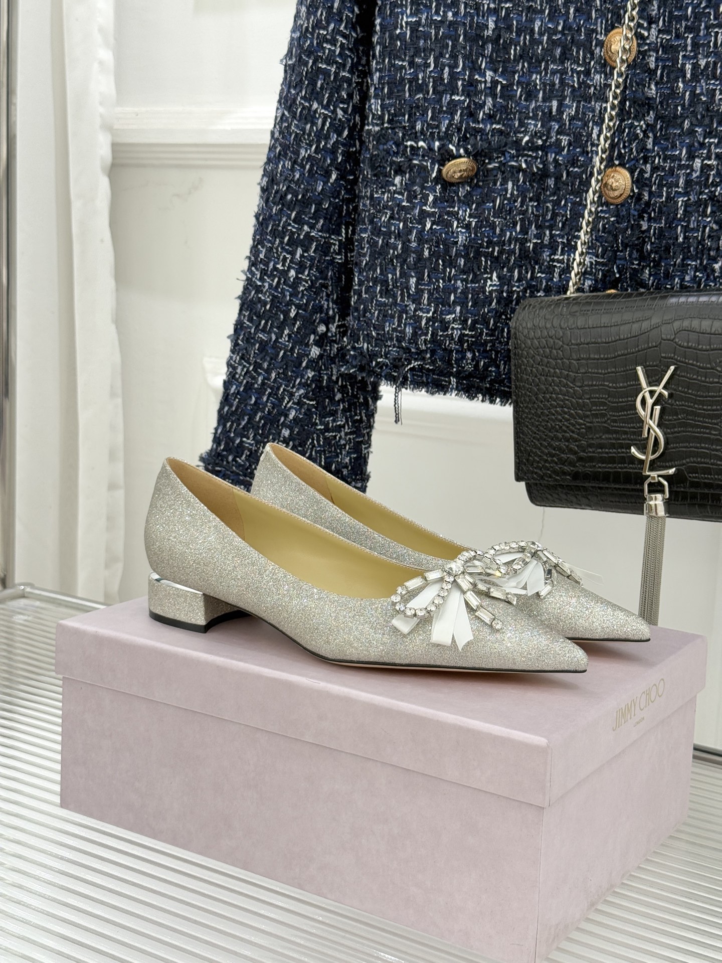 NO:630311,Jimmy Choo26WF early spring new product pointed toe rhinestone bow thick heel shoes, when retro elegance and modern sparkle collide. The toe is decorated with hand-inlaid Czech rhinestone bows. The crystal diamonds are firmly adhered through high-temperature hot pressing process. The light and shadow flow reflect the bright luster like a star. Every gesture is full of blingbling eye-catching highlights. Smart butterflies seem to inject romantic vitality into the shoes.  The calm block heel design combines stability and elegance. Whether paired with a French satin long skirt to create a gentle evening style, or paired with neat suit pants to create a strong heroine in the workplace, or paired with casual denim to release casual charm, it can be seamlessly integrated into multiple dressing scenarios. With its luxurious texture and smart design, this pair of shoes makes every step the focus, hiding the retro charm accumulated by time, and also highlighting the current modern attitude, interpreting the rich charm and ultimate sophistication of women.  The fabric is made of original customized leather, and the lining is made of sheepskin. Italian imported genuine leather outsole size35-39 (customized on 34/4/41), single shoes, jimmy choo, skirts, business suit, sheepskin, Leather soles19860909Jimmy Choo26WF早春新品尖头 水钻蝴蝶结粗跟单鞋 当复古优雅与摩登闪耀撞个满怀 鞋头缀以手工镶嵌的捷克水钻蝴蝶饰结 颗颗晶钻经高温热压工艺牢牢贴合 在光影流转间折射出星河般的璀璨光泽 举手投足间皆是blingbling的吸睛亮点 灵动蝴蝶仿佛为鞋履注入浪漫生机 沉稳粗跟设计兼顾稳当脚感与优雅增高 无论是搭配法式缎面长裙演绎温柔晚宴风 还是衔接利落西装裤打造职场大女主气场 亦或是适配休闲牛仔释放随性魅力, 都能无缝融入多元穿搭场景. 这双鞋以奢华质感与灵动设计 让每一次迈步都成为焦点 藏起时光沉淀的复古韵味 亦彰显当下的摩登态度 诠释属于女性的丰蕴魅力与极致精致. 面料采用原版定制皮料 内里踮脚均为羊皮 意大利进口真皮大底 size35-39（34/4/41定制）,单鞋,jimmy choo,skirts,business suit,sheepskin,Leather soles,Women's Shoes