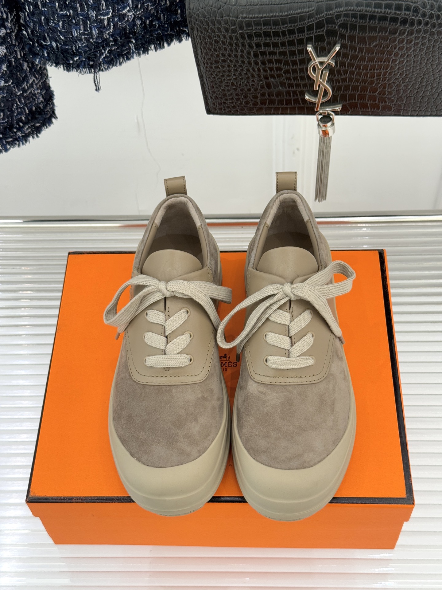 Hermès/爱马仕25WF新品低帮休闲鞋这双短靴是时尚与舒适的完美杰作系带设计巧妙又独特 不仅增添了随