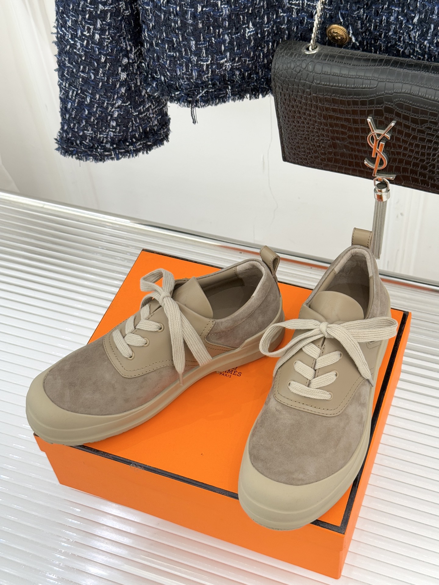 Hermès/爱马仕25WF新品低帮休闲鞋这双短靴是时尚与舒适的完美杰作系带设计巧妙又独特 不仅增添了随