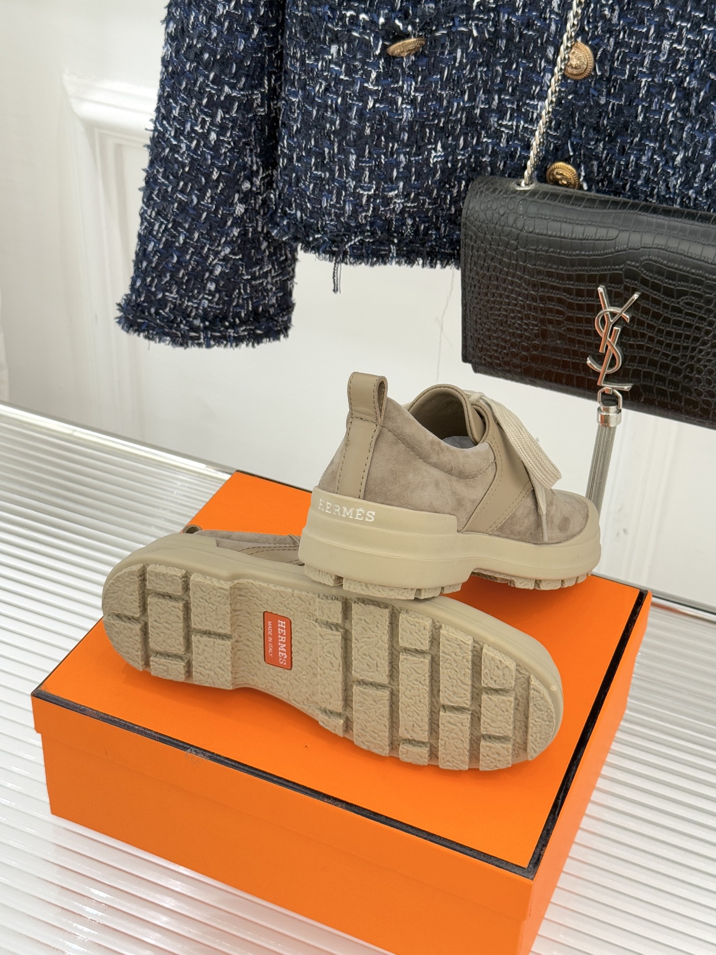 Hermès/爱马仕25WF新品低帮休闲鞋这双短靴是时尚与舒适的完美杰作系带设计巧妙又独特 不仅增添了随