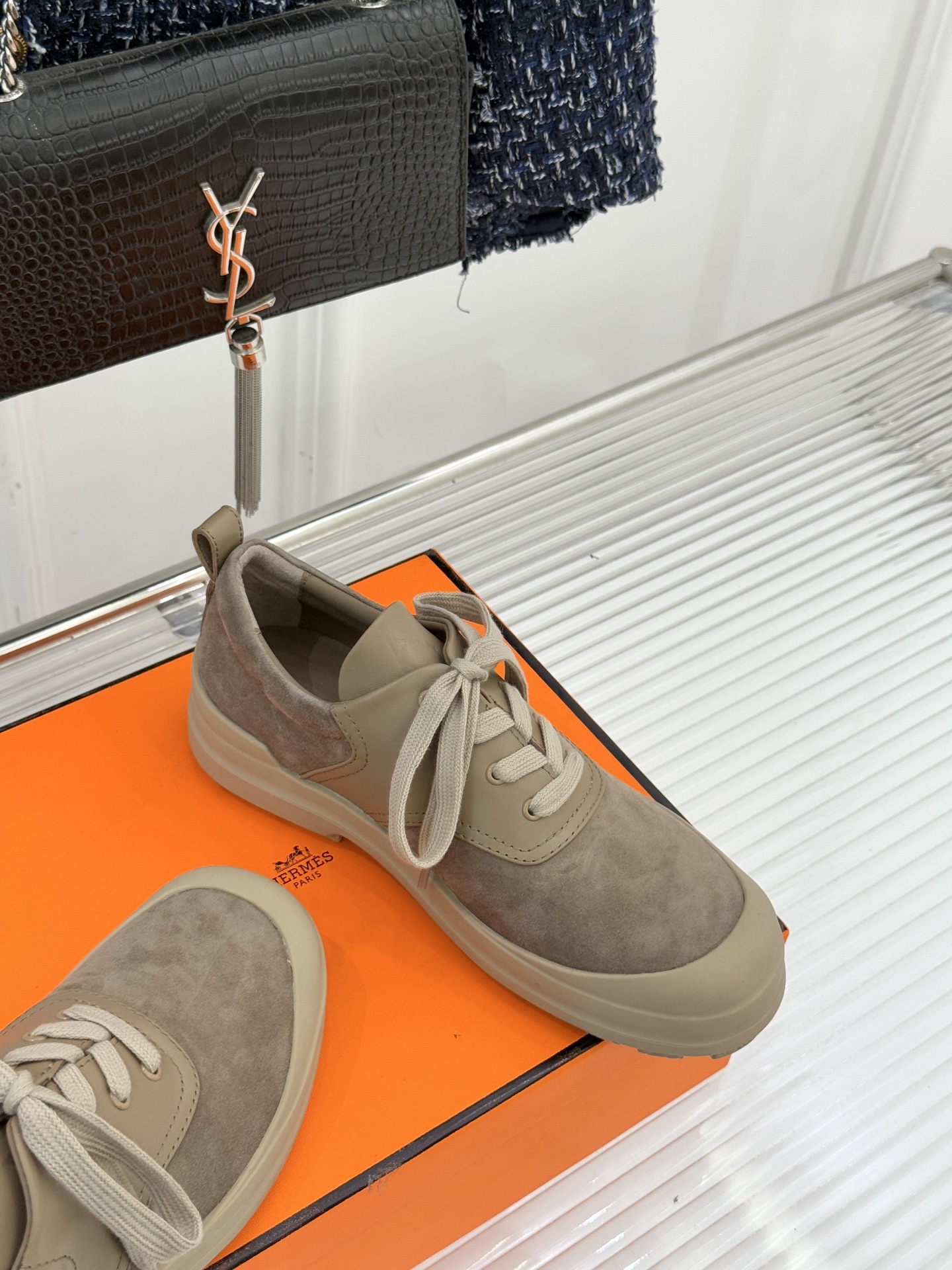 Hermès/爱马仕25WF新品低帮休闲鞋这双短靴是时尚与舒适的完美杰作系带设计巧妙又独特 不仅增添了随