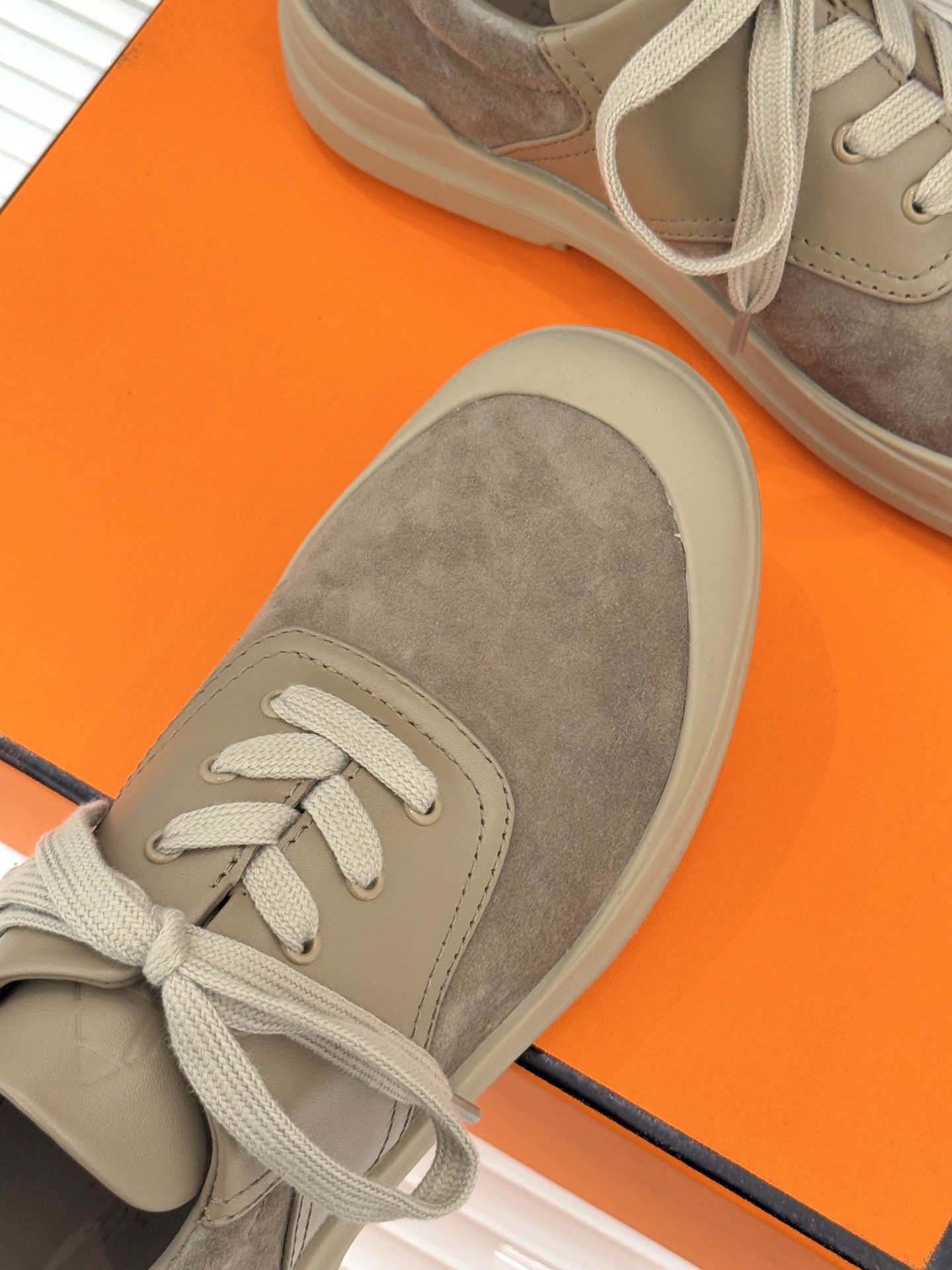 Hermès/爱马仕25WF新品低帮休闲鞋这双短靴是时尚与舒适的完美杰作系带设计巧妙又独特 不仅增添了随