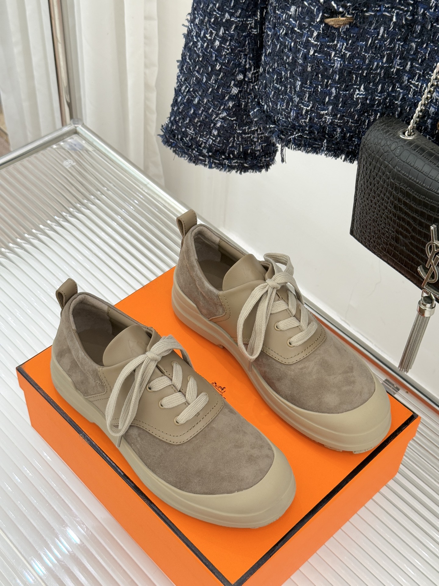 Hermès/爱马仕25WF新品低帮休闲鞋这双短靴是时尚与舒适的完美杰作系带设计巧妙又独特 不仅增添了随