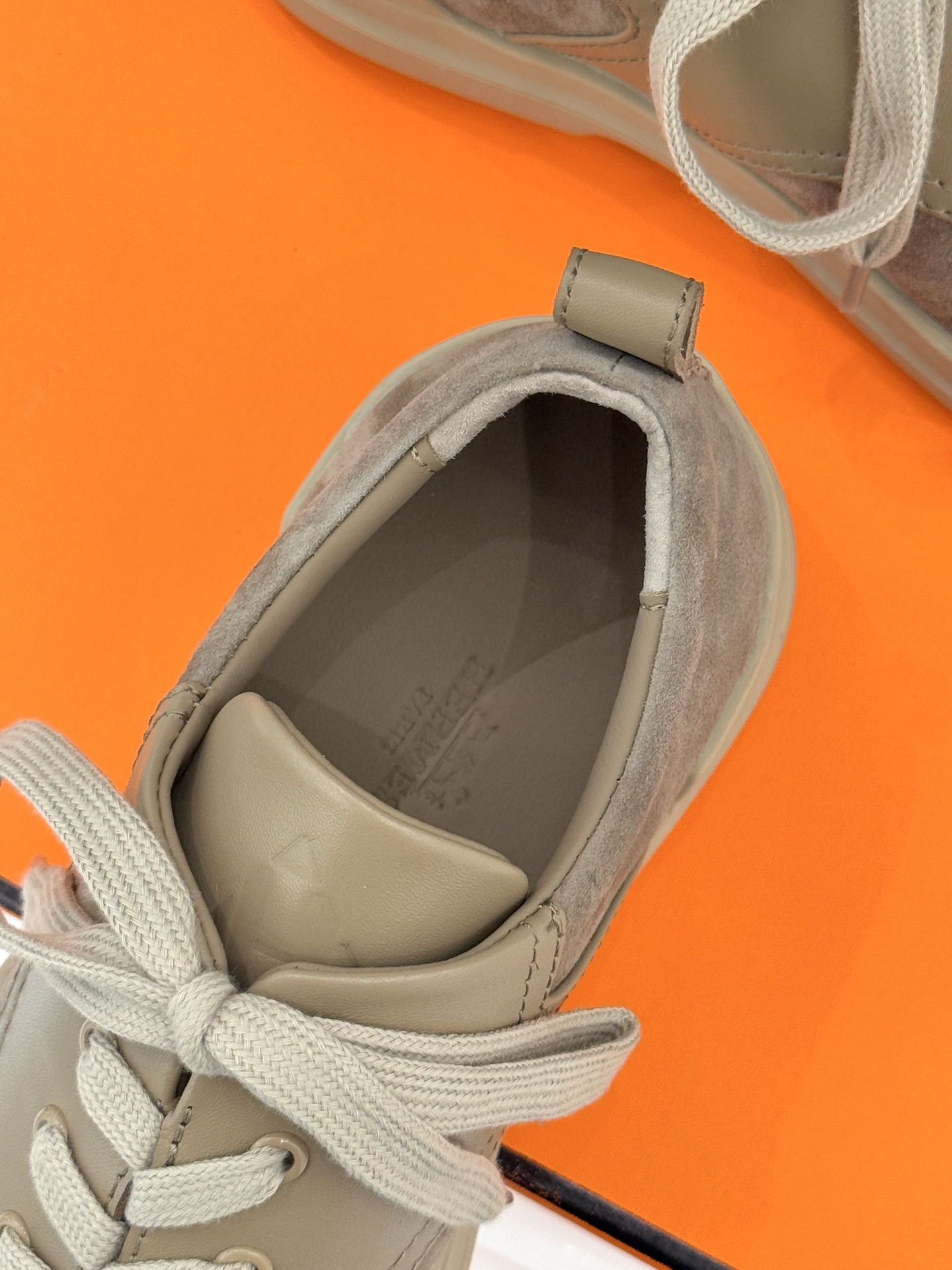 Hermès/爱马仕25WF新品低帮休闲鞋这双短靴是时尚与舒适的完美杰作系带设计巧妙又独特 不仅增添了随