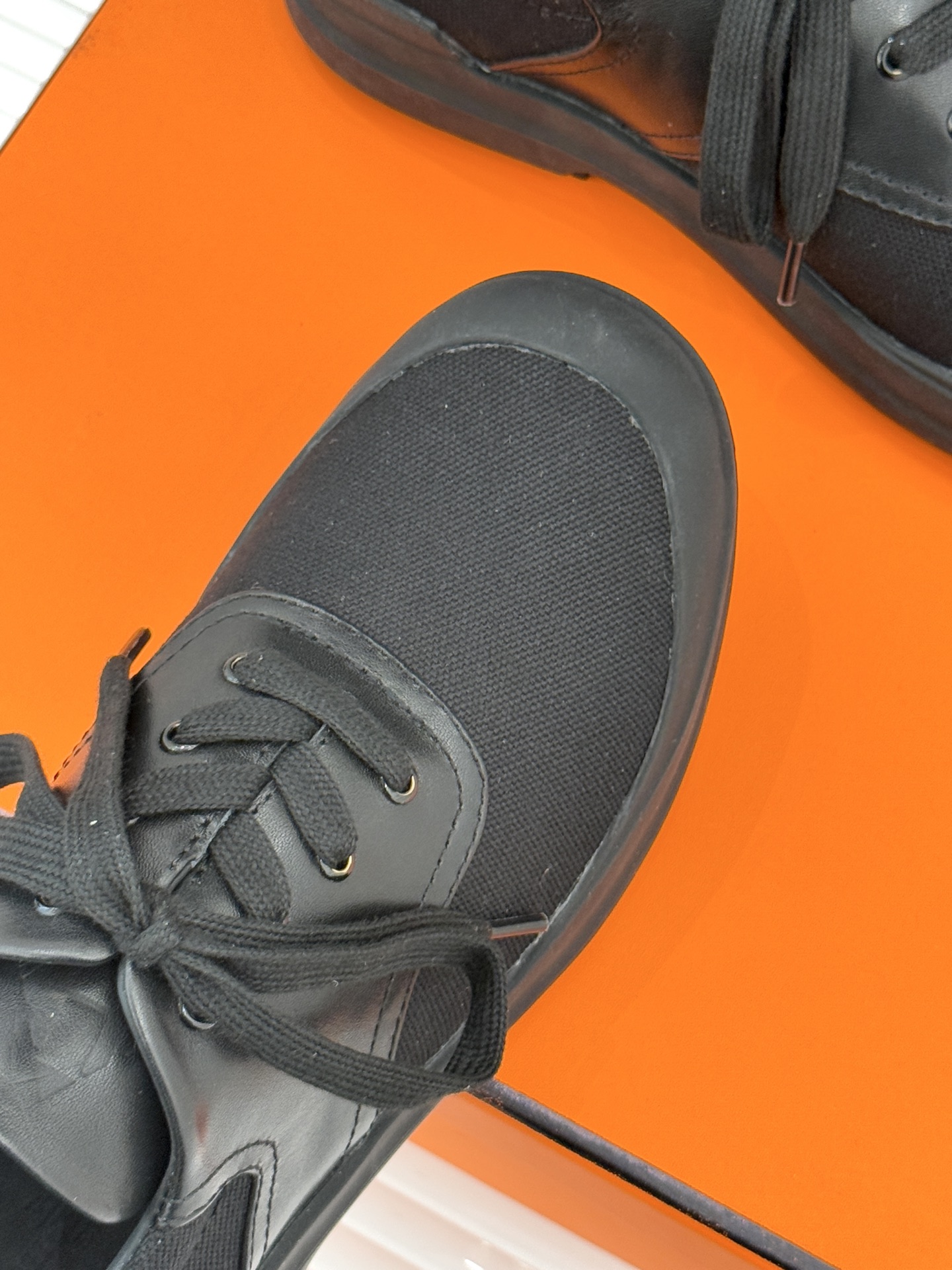 Hermès/爱马仕25WF新品低帮休闲鞋这双短靴是时尚与舒适的完美杰作系带设计巧妙又独特 不仅增添了随