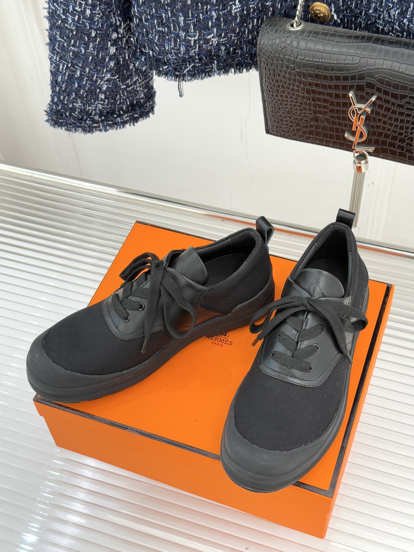 Hermès/爱马仕25WF新品低帮休闲鞋这双短靴是时尚与舒适的完美杰作系带设计巧妙又独特 不仅增添了随