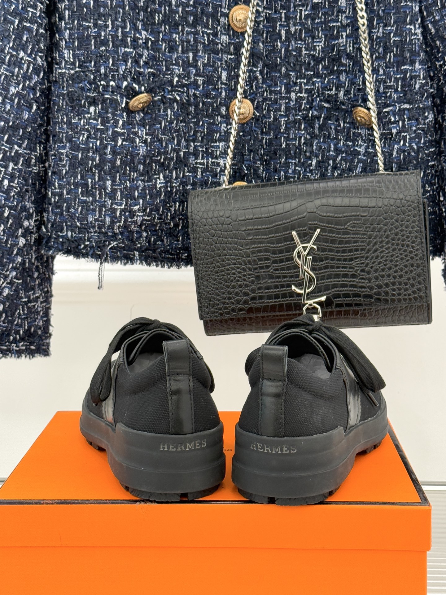 Hermès/爱马仕25WF新品低帮休闲鞋这双短靴是时尚与舒适的完美杰作系带设计巧妙又独特 不仅增添了随