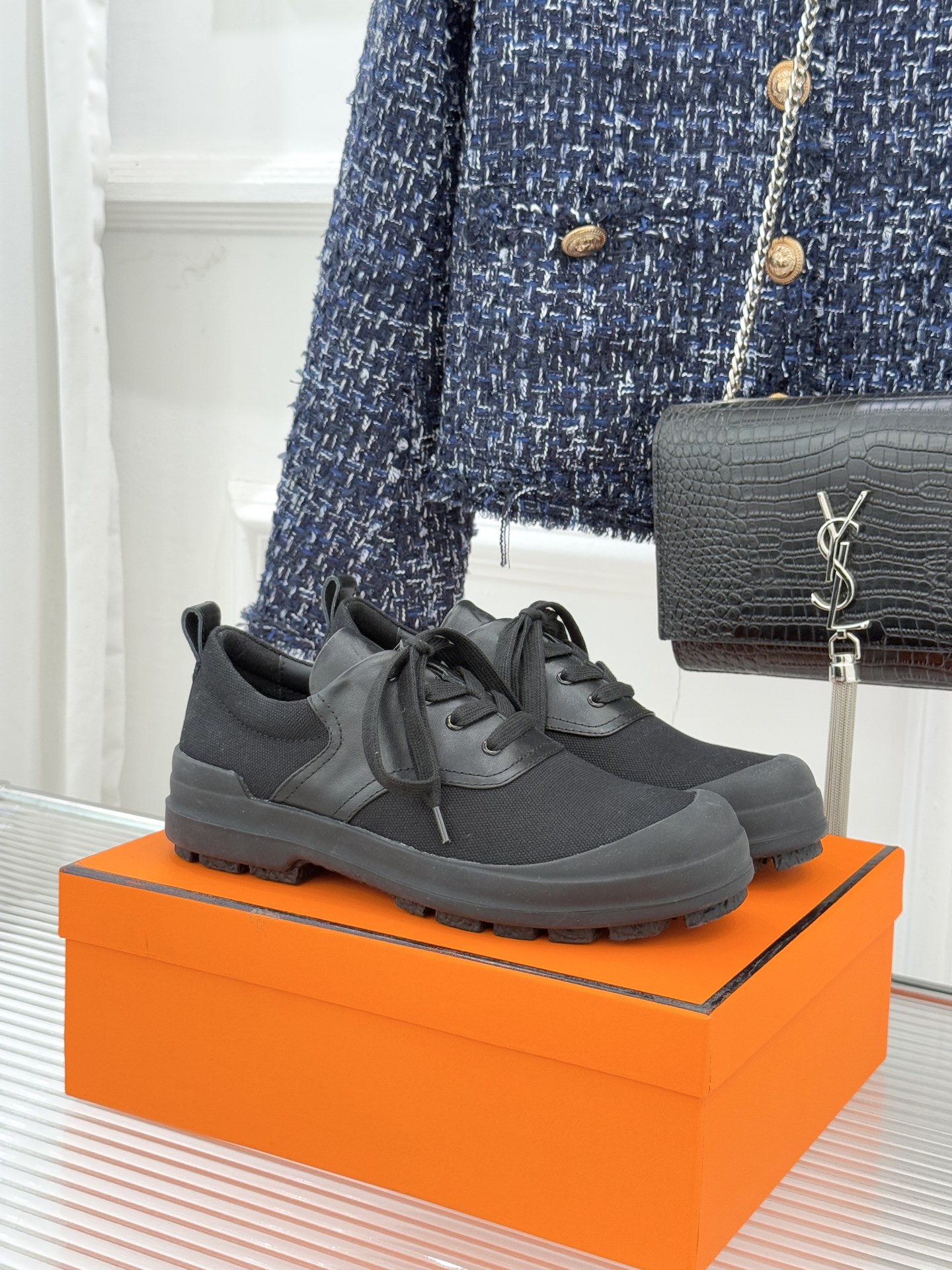 NO:630309,Hermès/Hermès 25WF new low-top casual shoes. This pair of short boots is a perfect masterpiece of fashion and comfort. The lace design is ingenious and unique. It not only adds casualness, but also can adjust the tightness freely to fit each unique foot shape. The low-top shape not only provides intimate protection for the ankles, but also easily creates a cool street style or a casual and lazy style. Whether you are strolling on the streets of a bustling city or walking through arty alleys. Kooler  Ankle boots can become the fashion focus under your feet, allowing every step to bring out the unique elegance and style of Hermès. The fabric is made of original customized cotton canvas, the inner foot pads are all sheepskin, the original molded custom anti-slip outsole size35-39 (customized 40/41), casual shoes/sports shoes, hermes, hermes, boots, sneakers, sheepskin19860909Hermès/爱马仕25WF新品低帮休闲鞋 这双短靴是时尚与舒适的完美杰作 系带设计巧妙又独特 不仅增添了随性不羁 还能自由调节松紧 贴合每一双独一无二的脚型. 低帮造型 既为脚踝提供贴心保护 轻松塑造街头酷感或休闲慵懒风. 无论是漫步在繁华都市的街头 还是穿梭于充满艺术气息的小巷 Kooler 踝靴都能成为你脚下的时尚焦点 让每一步都踏出爱马仕独有的优雅与格调. 面料采用原版定制棉质帆布 内里垫脚均为羊皮 原版开模定制防滑大底 size35-39（40/41定制）,休闲鞋/运动鞋,hermes,hermes,boots,sneakers,sheepskin,Women's Shoes