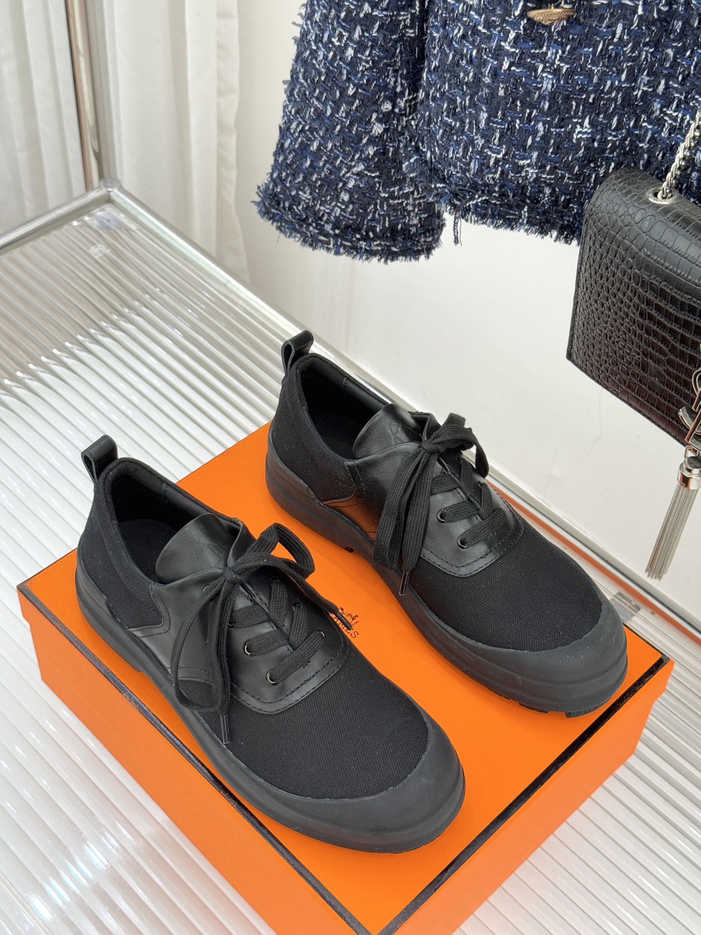 Hermès/爱马仕25WF新品低帮休闲鞋这双短靴是时尚与舒适的完美杰作系带设计巧妙又独特 不仅增添了随