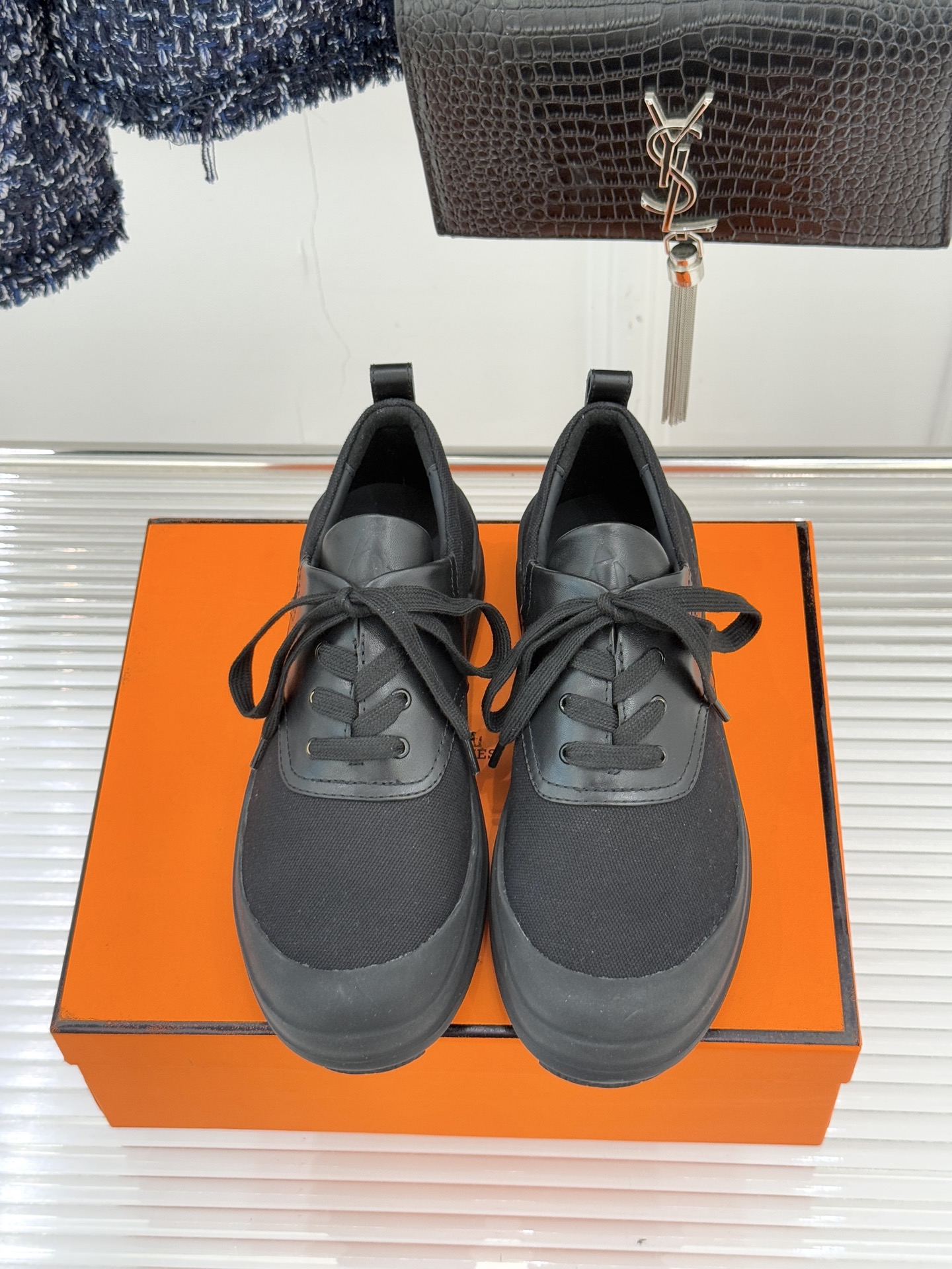 Hermès/爱马仕25WF新品低帮休闲鞋这双短靴是时尚与舒适的完美杰作系带设计巧妙又独特 不仅增添了随