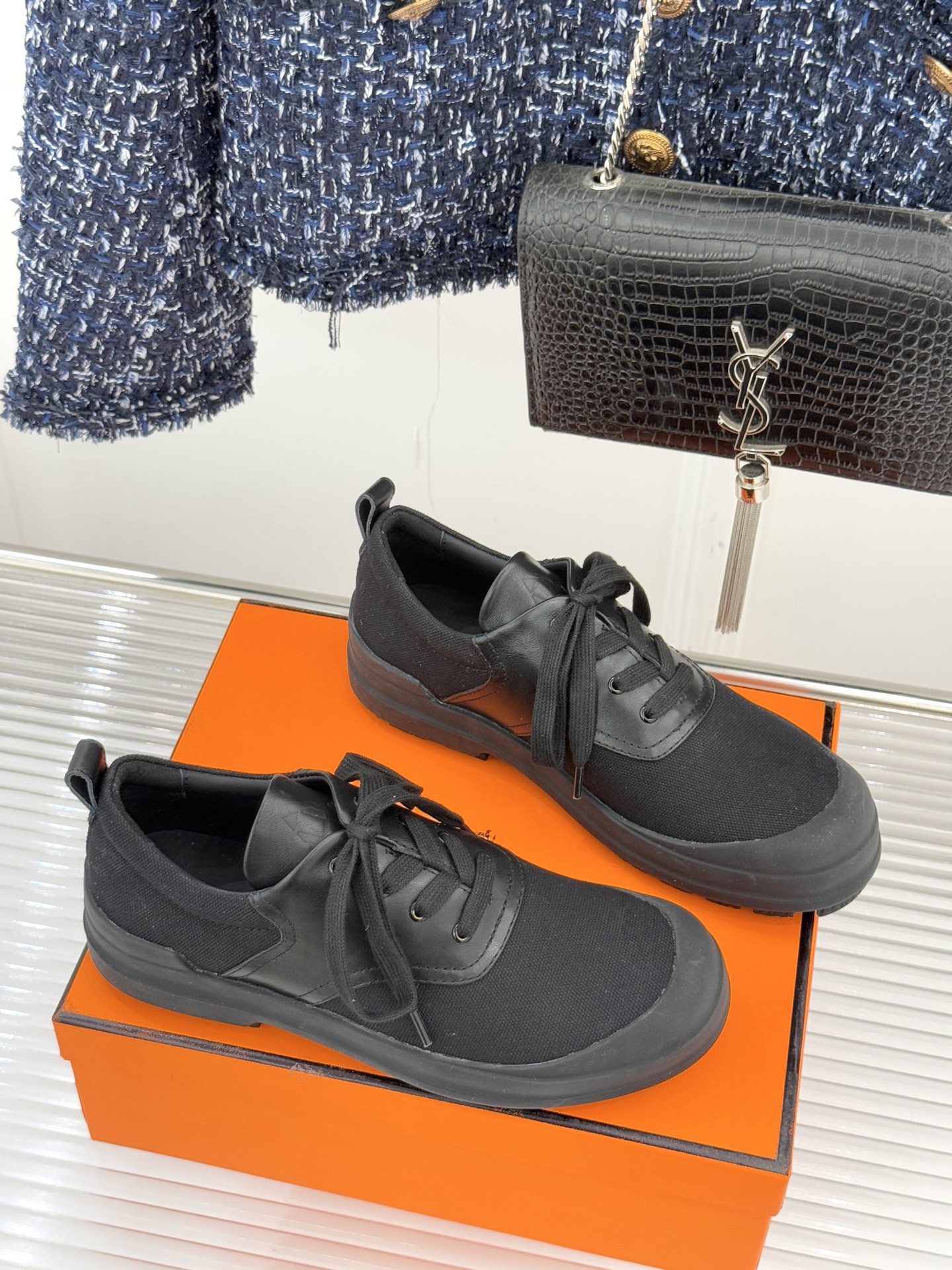 Hermès/爱马仕25WF新品低帮休闲鞋这双短靴是时尚与舒适的完美杰作系带设计巧妙又独特 不仅增添了随