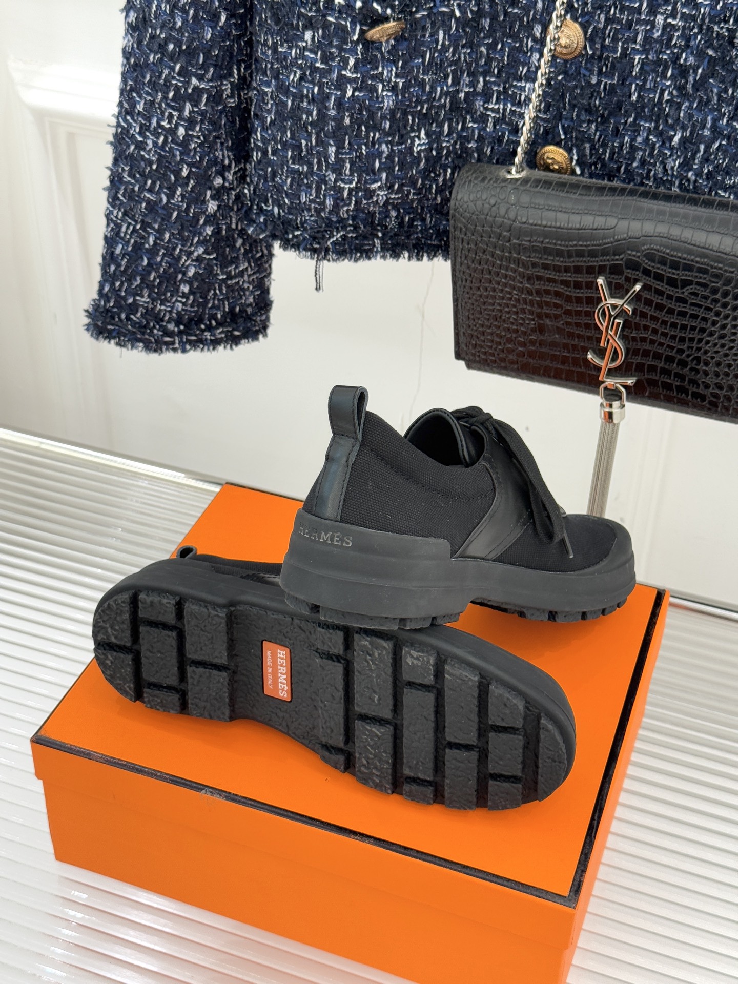 Hermès/爱马仕25WF新品低帮休闲鞋这双短靴是时尚与舒适的完美杰作系带设计巧妙又独特 不仅增添了随