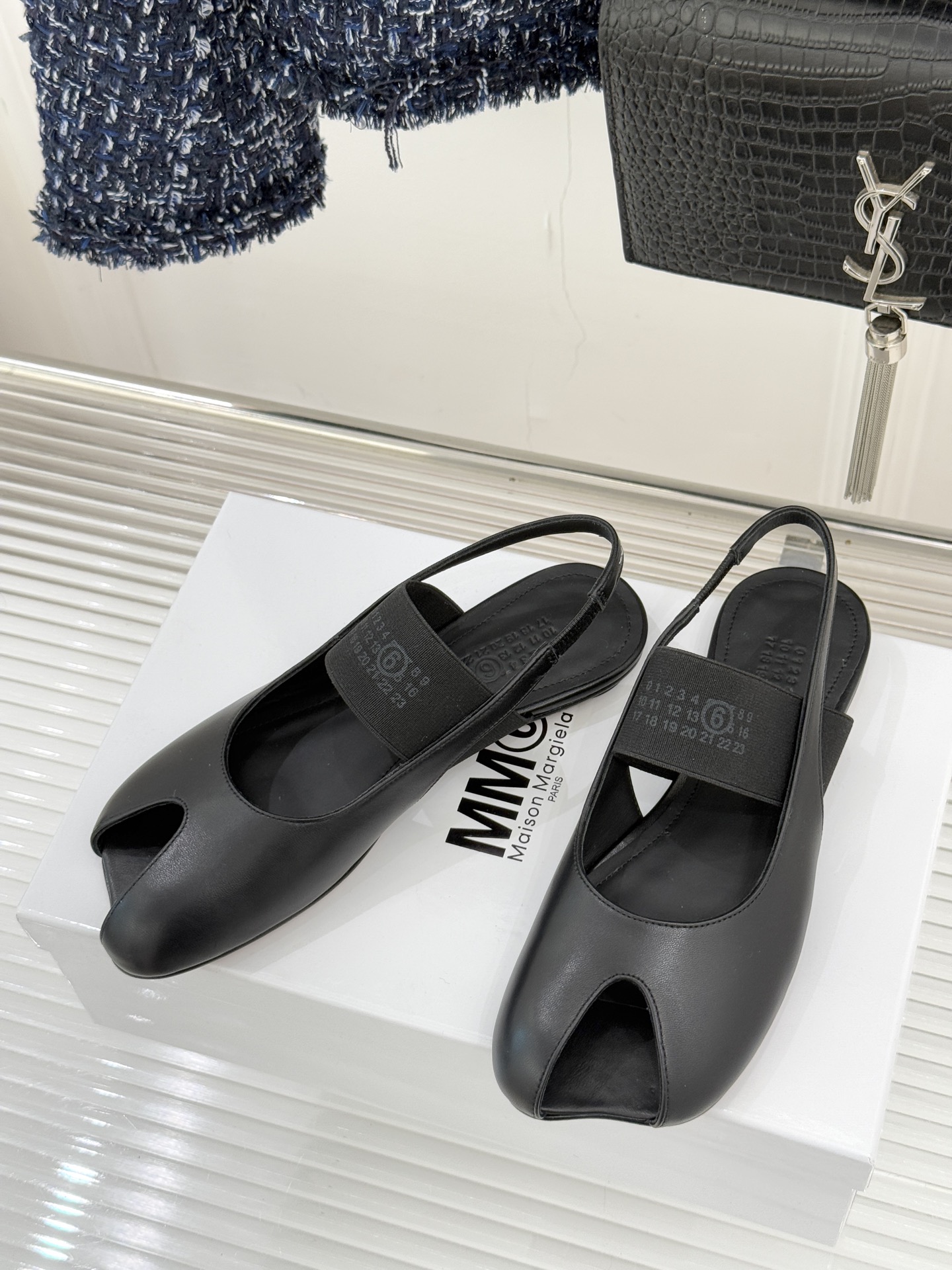 MaisonMargiela｜MM6马吉拉字母弹力带玛丽珍鞋以先锋解构美学重塑复古经典将品牌标志性的创意