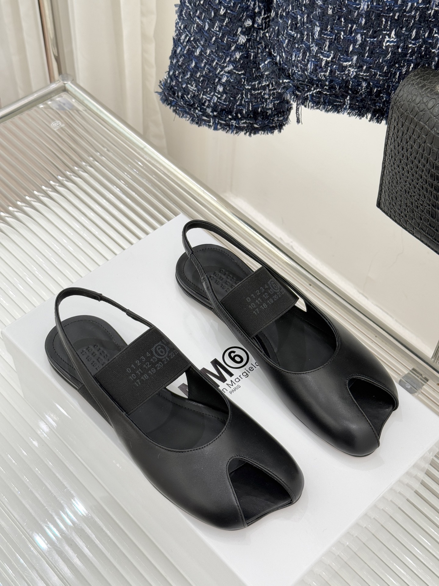 MaisonMargiela｜MM6马吉拉字母弹力带玛丽珍鞋以先锋解构美学重塑复古经典将品牌标志性的创意