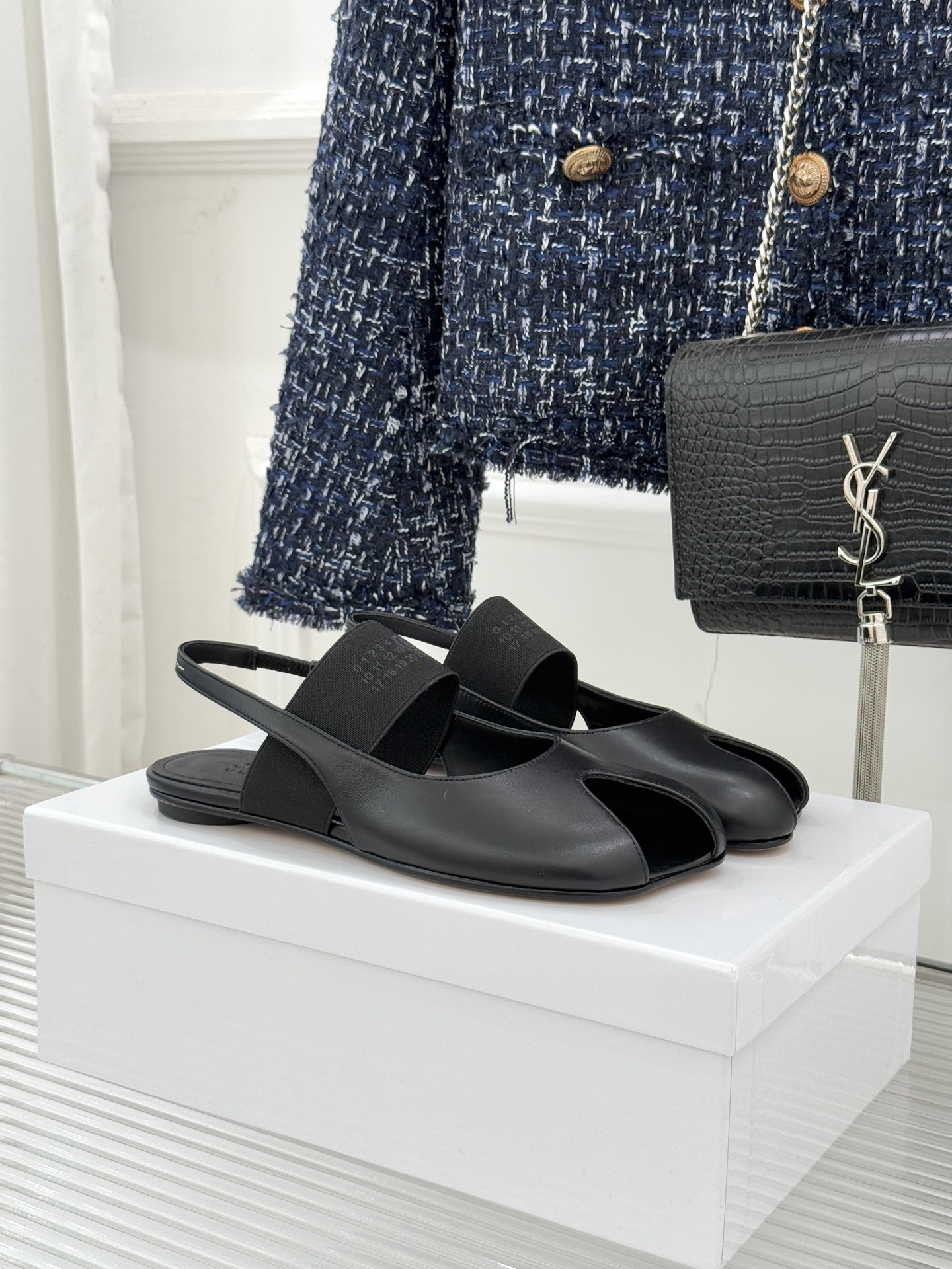 MaisonMargiela｜MM6马吉拉字母弹力带玛丽珍鞋以先锋解构美学重塑复古经典将品牌标志性的创意