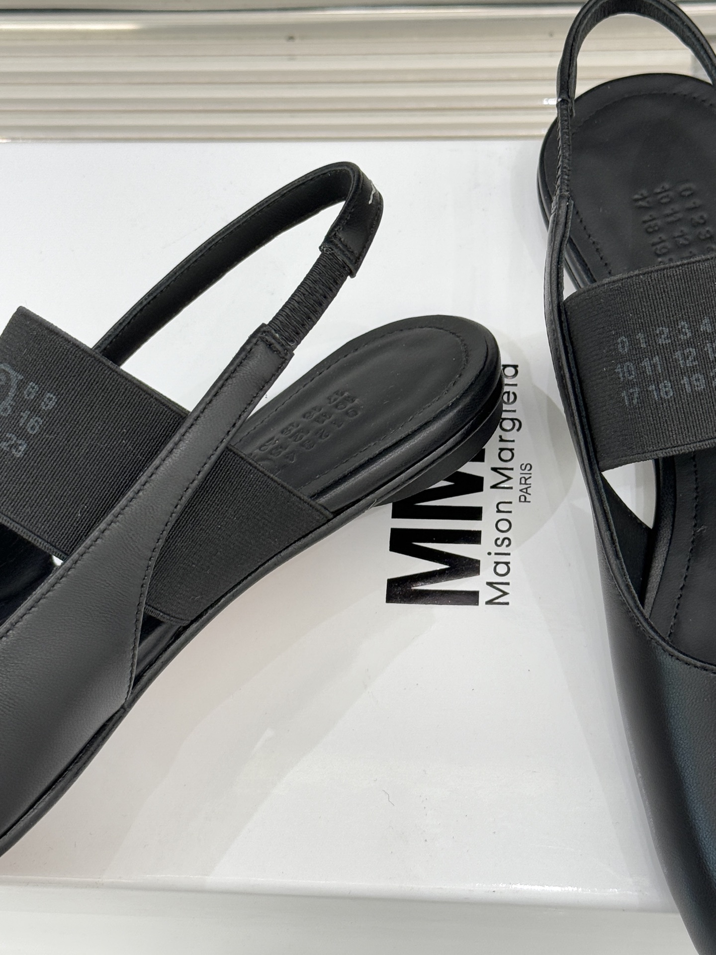 MaisonMargiela｜MM6马吉拉字母弹力带玛丽珍鞋以先锋解构美学重塑复古经典将品牌标志性的创意