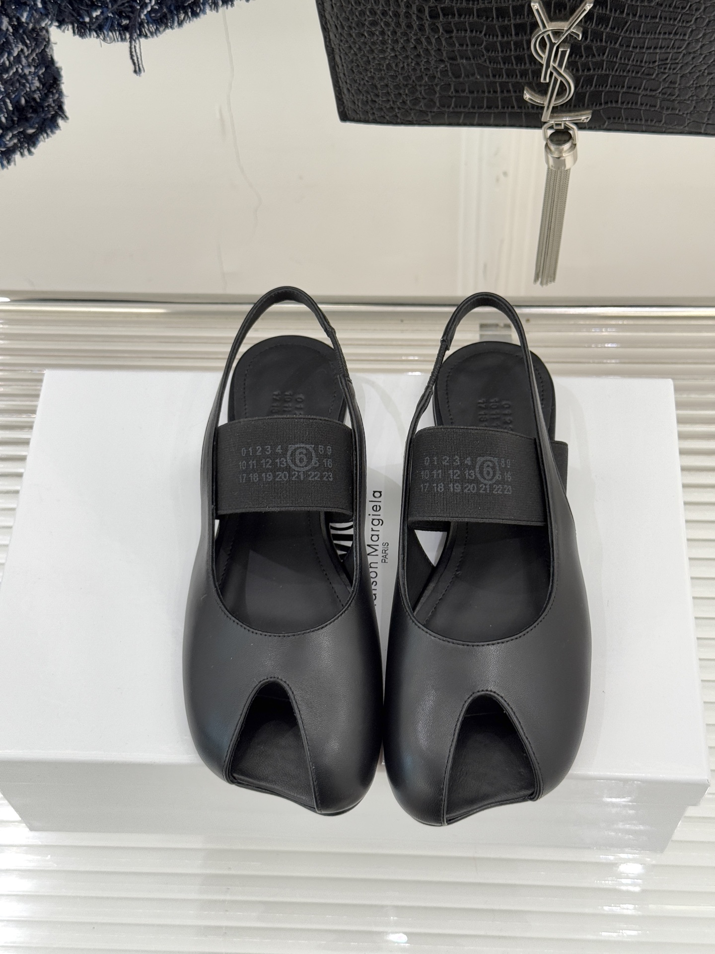 MaisonMargiela｜MM6马吉拉字母弹力带玛丽珍鞋以先锋解构美学重塑复古经典将品牌标志性的创意