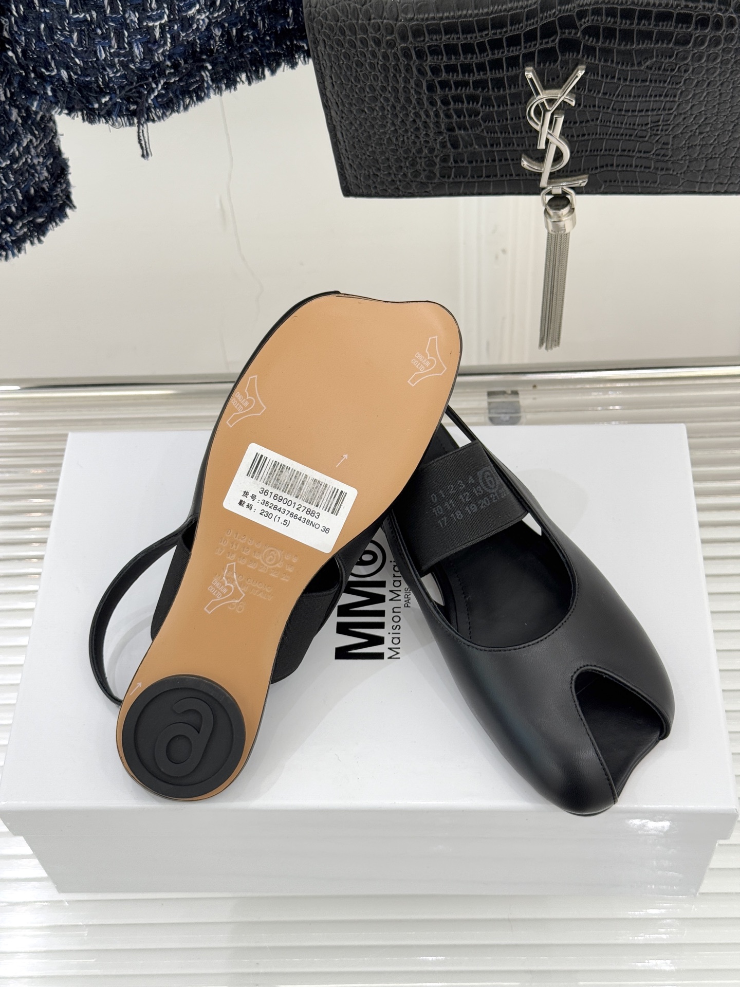 MaisonMargiela｜MM6马吉拉字母弹力带玛丽珍鞋以先锋解构美学重塑复古经典将品牌标志性的创意