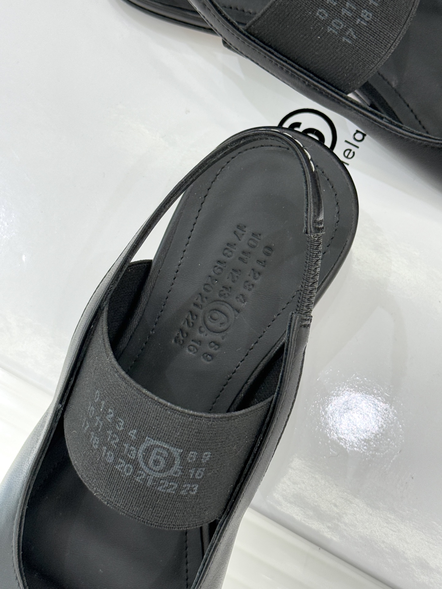 MaisonMargiela｜MM6马吉拉字母弹力带玛丽珍鞋以先锋解构美学重塑复古经典将品牌标志性的创意