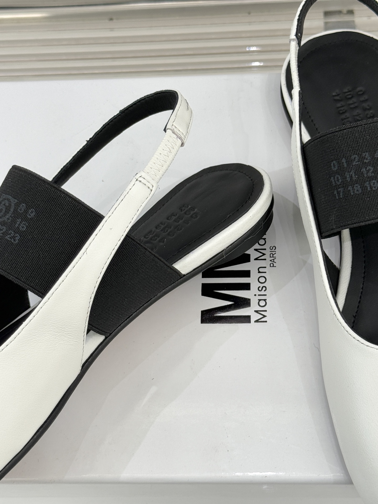 MaisonMargiela｜MM6马吉拉字母弹力带玛丽珍鞋以先锋解构美学重塑复古经典将品牌标志性的创意