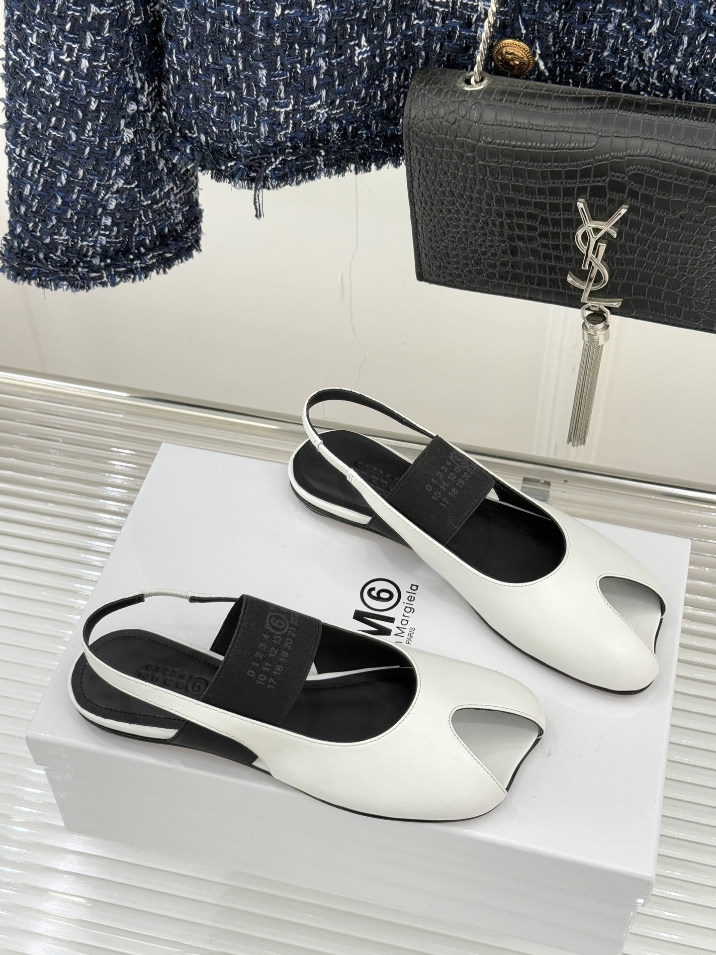 MaisonMargiela｜MM6马吉拉字母弹力带玛丽珍鞋以先锋解构美学重塑复古经典将品牌标志性的创意