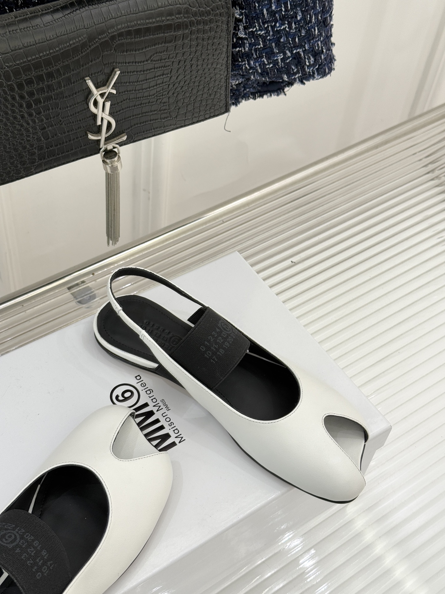 MaisonMargiela｜MM6马吉拉字母弹力带玛丽珍鞋以先锋解构美学重塑复古经典将品牌标志性的创意