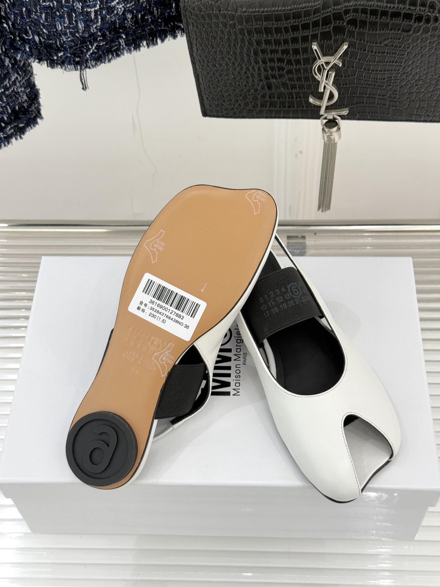 MaisonMargiela｜MM6马吉拉字母弹力带玛丽珍鞋以先锋解构美学重塑复古经典将品牌标志性的创意