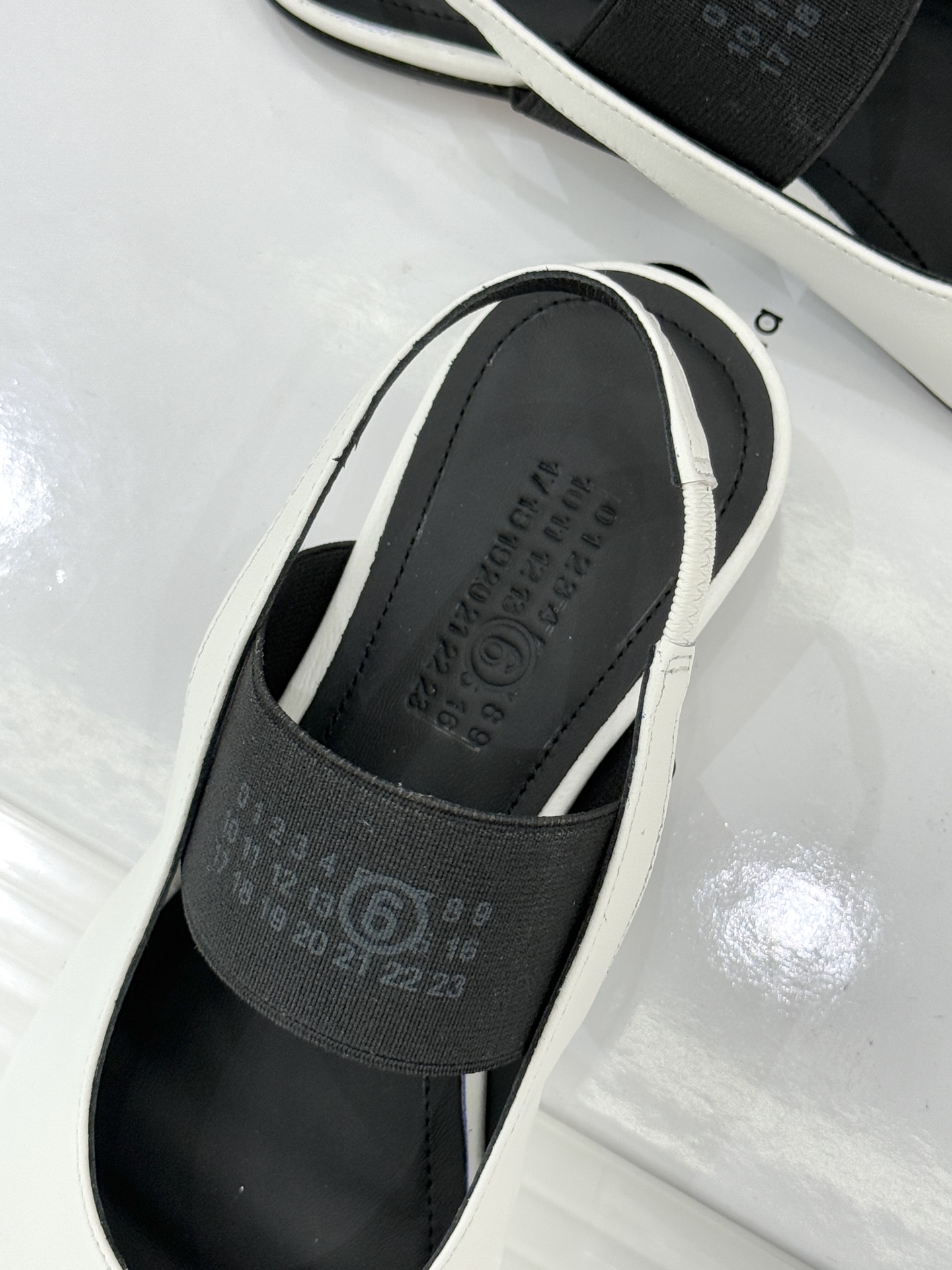 MaisonMargiela｜MM6马吉拉字母弹力带玛丽珍鞋以先锋解构美学重塑复古经典将品牌标志性的创意