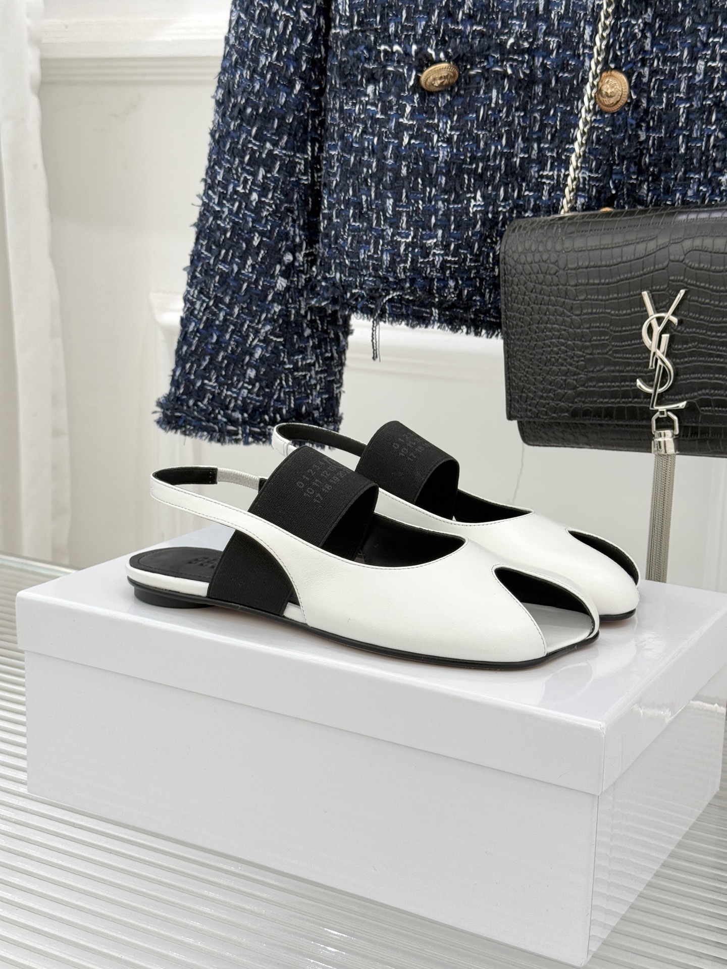 MaisonMargiela｜MM6马吉拉字母弹力带玛丽珍鞋以先锋解构美学重塑复古经典将品牌标志性的创意