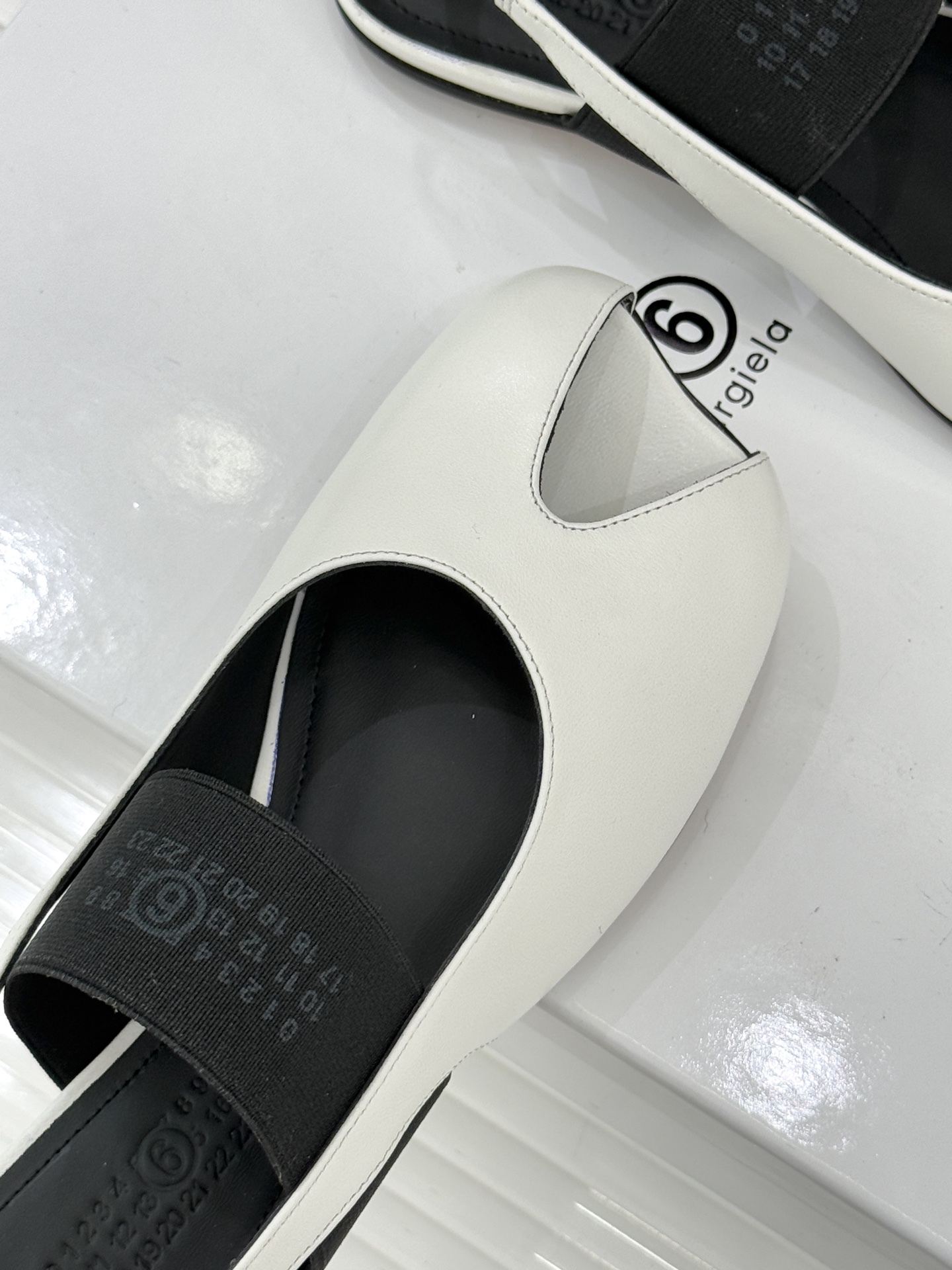 MaisonMargiela｜MM6马吉拉字母弹力带玛丽珍鞋以先锋解构美学重塑复古经典将品牌标志性的创意