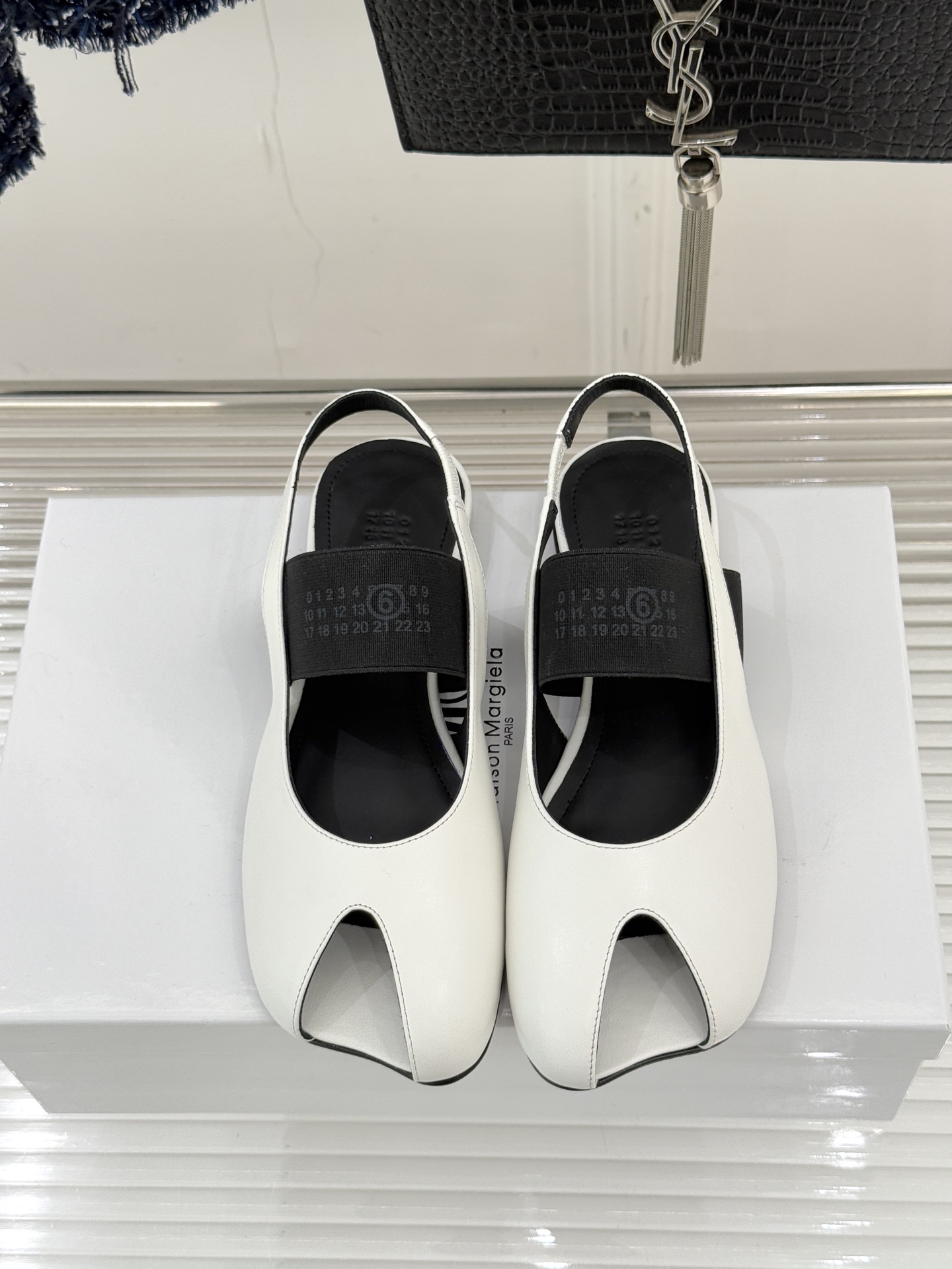 MaisonMargiela｜MM6马吉拉字母弹力带玛丽珍鞋以先锋解构美学重塑复古经典将品牌标志性的创意