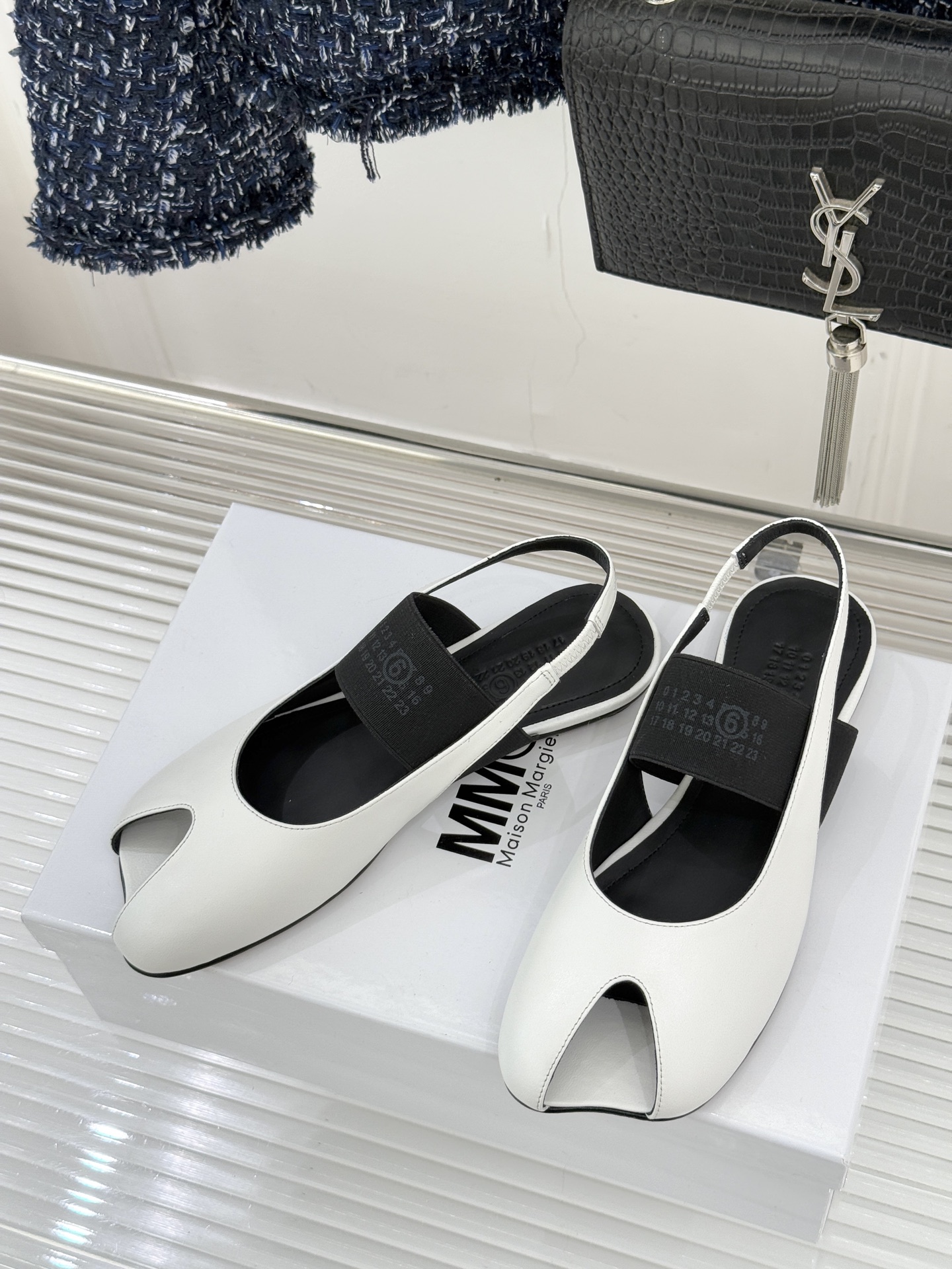 MaisonMargiela｜MM6马吉拉字母弹力带玛丽珍鞋以先锋解构美学重塑复古经典将品牌标志性的创意