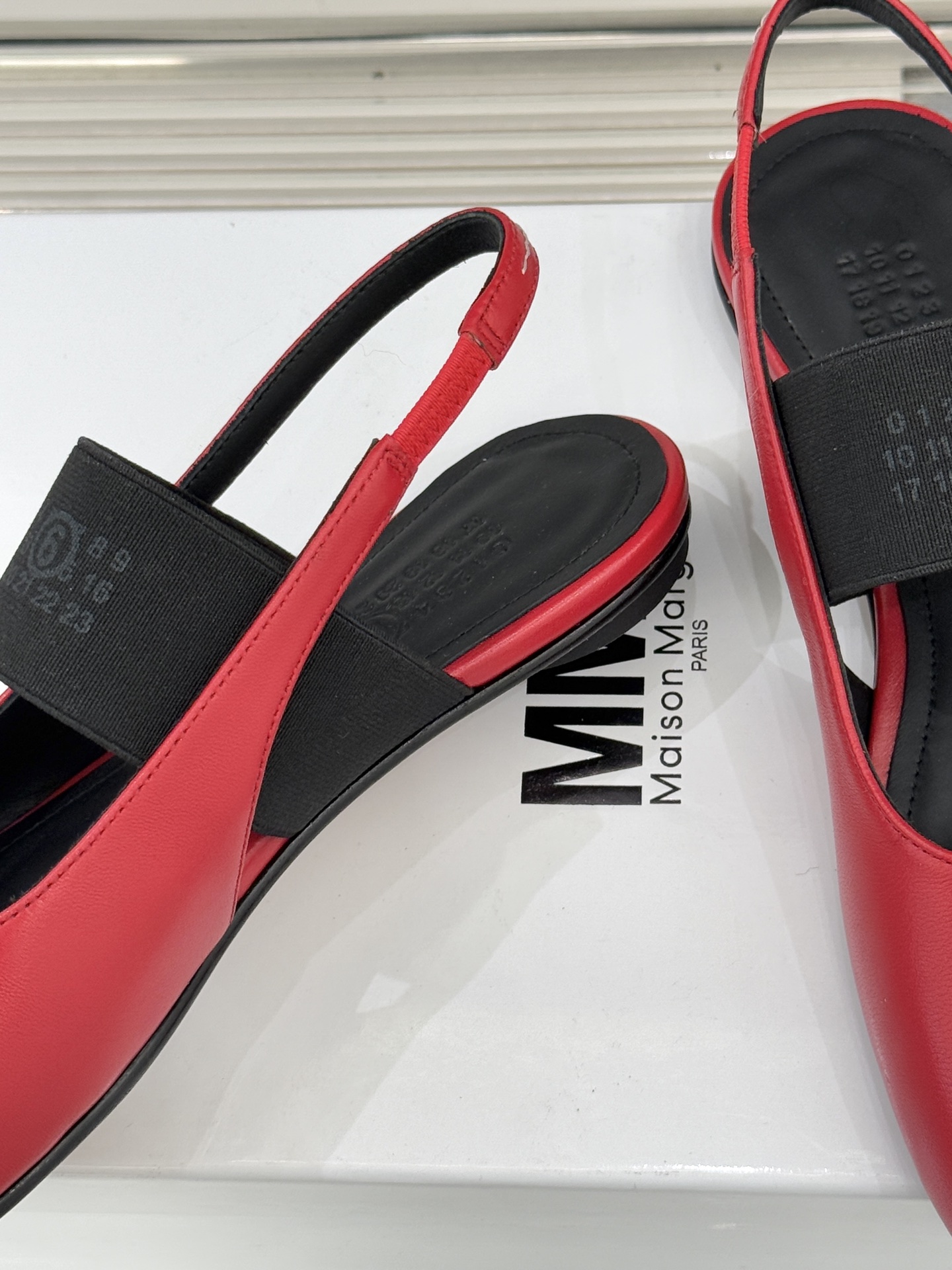 MaisonMargiela｜MM6马吉拉字母弹力带玛丽珍鞋以先锋解构美学重塑复古经典将品牌标志性的创意