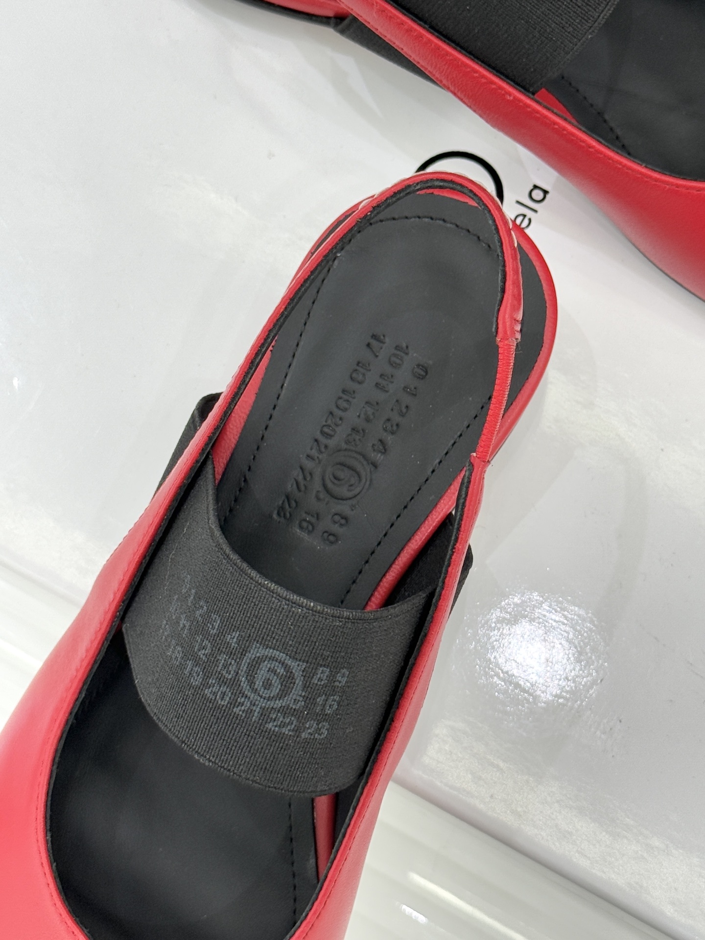 MaisonMargiela｜MM6马吉拉字母弹力带玛丽珍鞋以先锋解构美学重塑复古经典将品牌标志性的创意