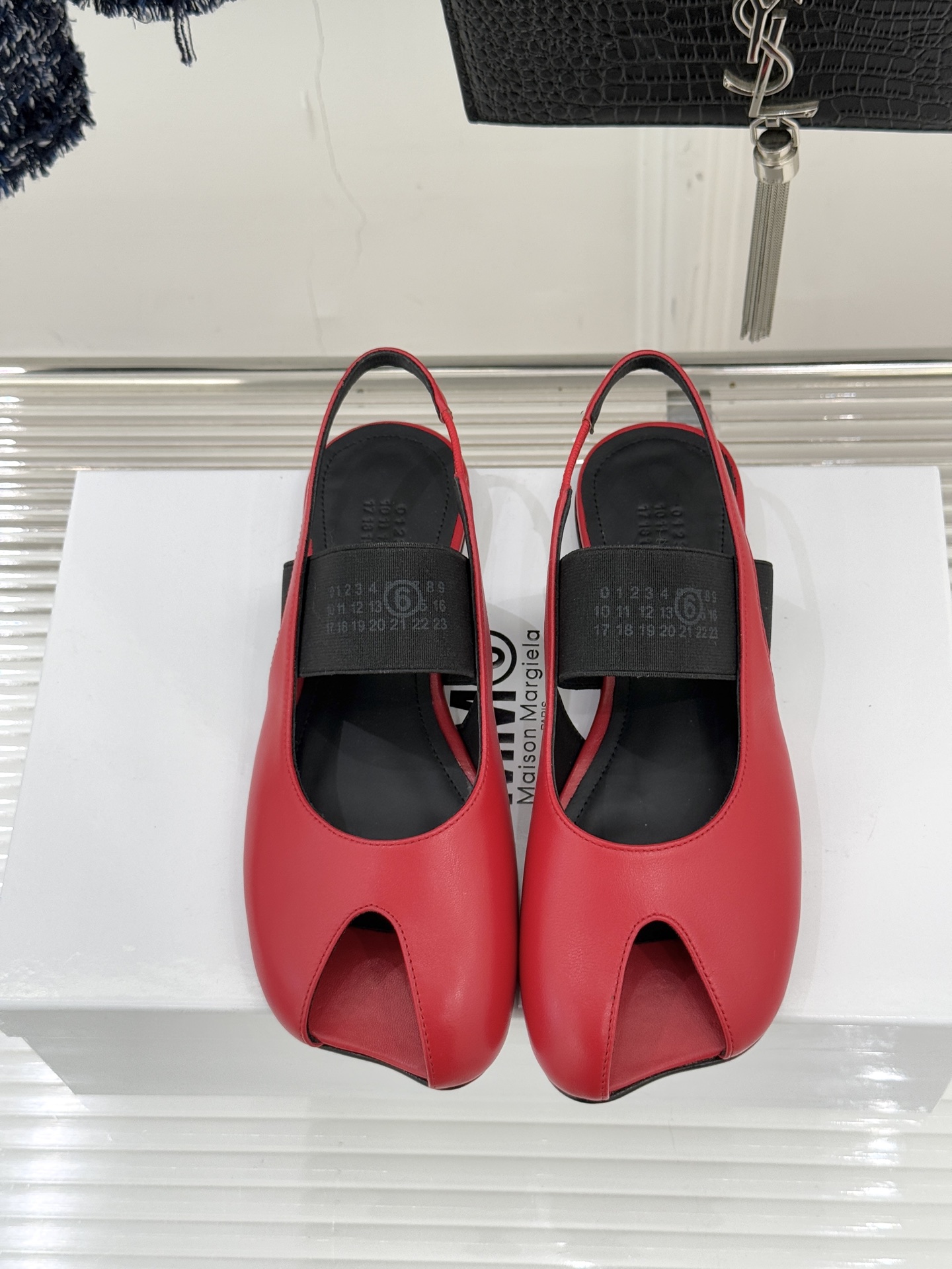 MaisonMargiela｜MM6马吉拉字母弹力带玛丽珍鞋以先锋解构美学重塑复古经典将品牌标志性的创意